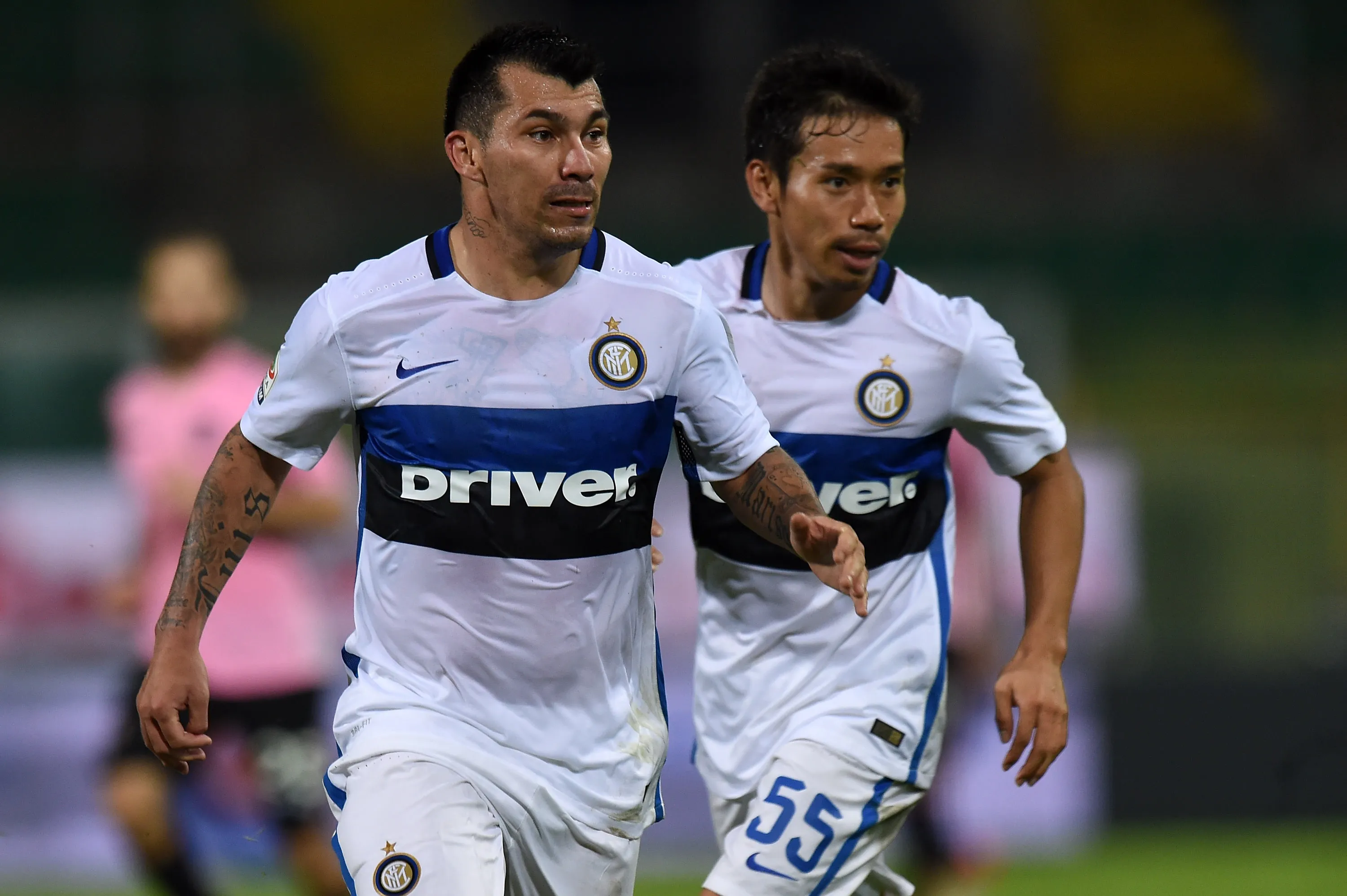 Gary Medel y Yuto Nagatomo, compañeros de varias batallas en el Inter. (Tullio M. Puglia/Getty Images).