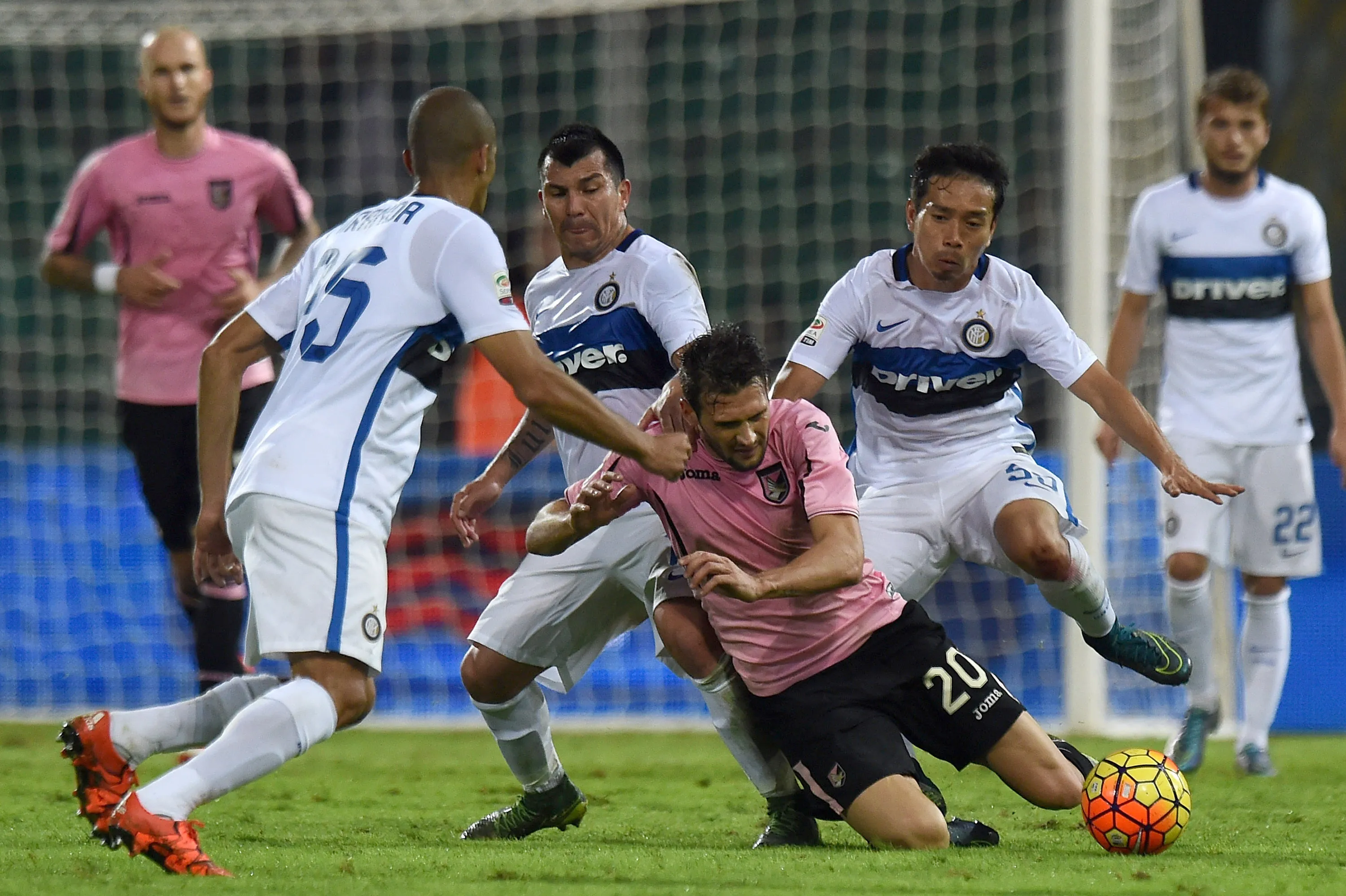 Otra imagen de Nagatomo y Medel juntos en el Inter. También se sumaba el brasileño Joao Miranda. (Tullio M. Puglia/Getty Images).