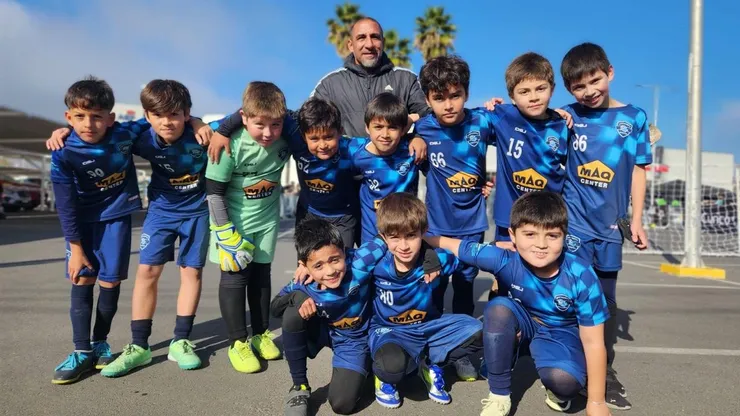 Ariel Pereyra enseña fútbol en Curicó.