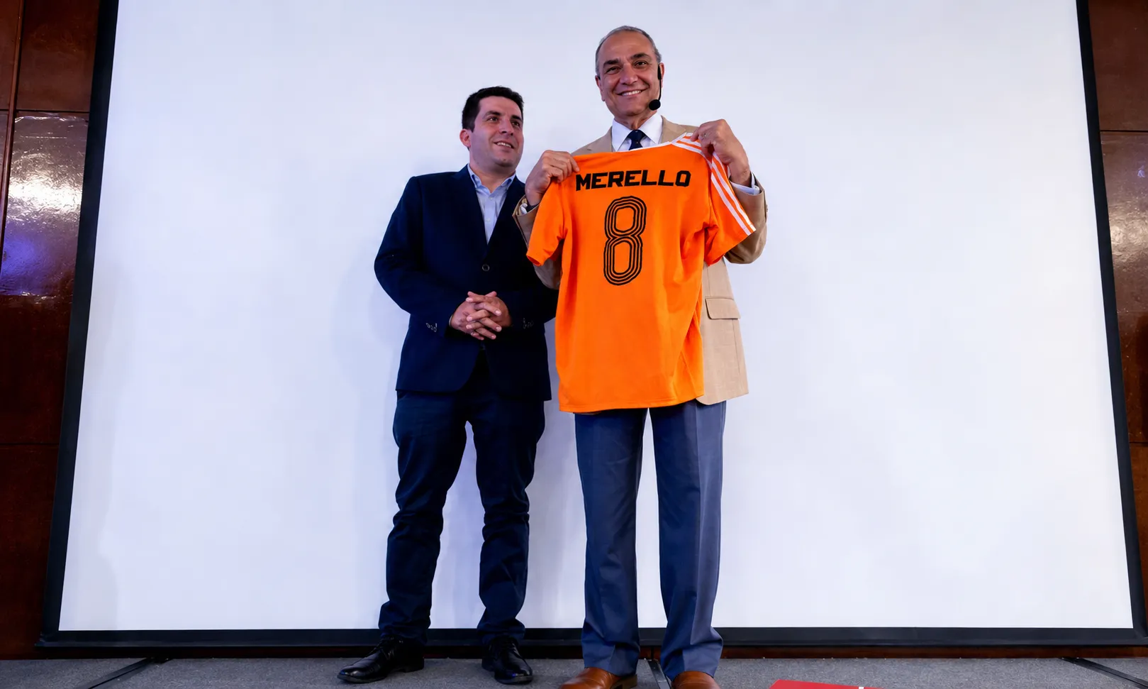 Libardo Buitrago con una camiseta de Víctor Merello, una leyenda naranja. (Cedida).