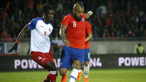 Ricardo Adé enfrentó a la Roja en 2019 y tuvo la tarea de marcar a Arturo Vidal.