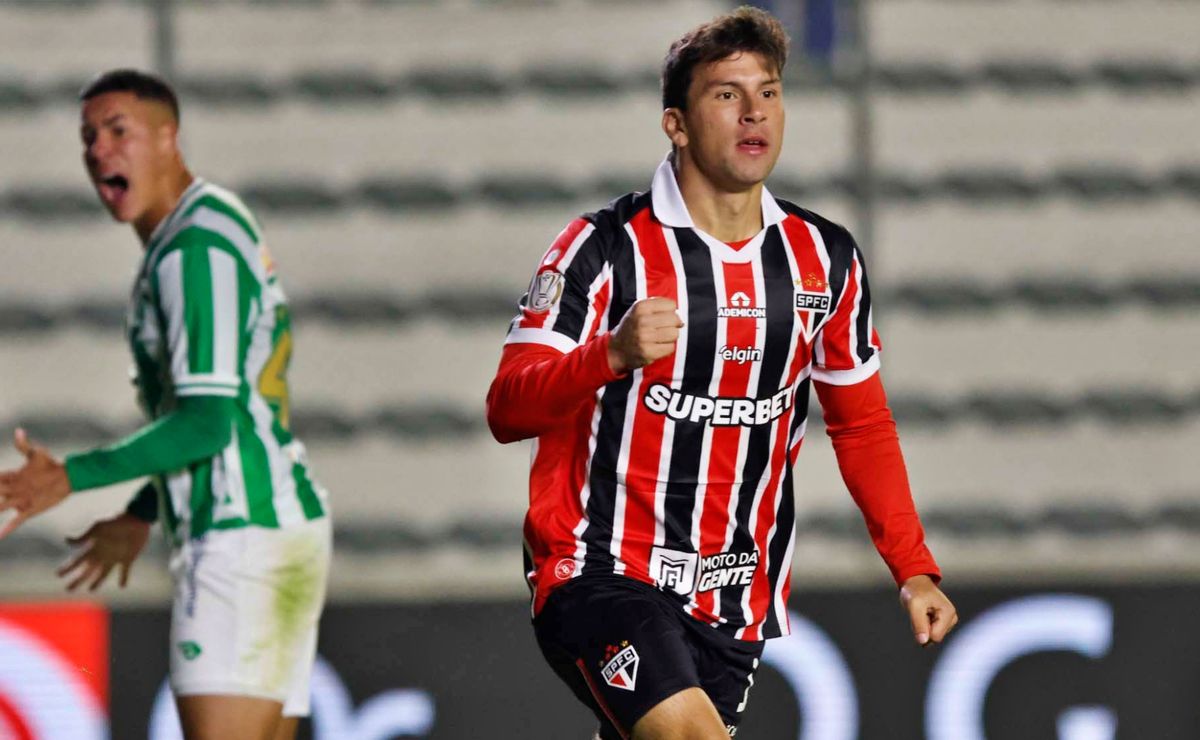 Gonzalo Tapia sufre apriete de barra del São Paulo que presenta a nuevo entrenador