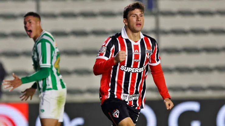 Gonzalo Tapia en eliminación del São Paulo en Copa de Brasil.