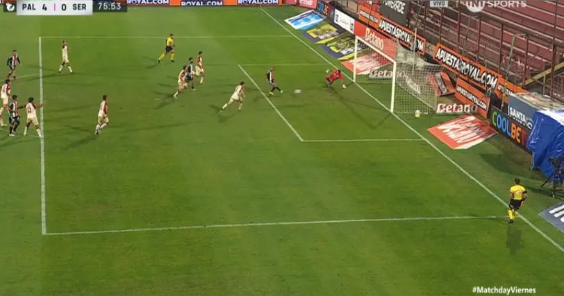 César Munder aprovechó el rebote que dejó Lanzillota y marcó en la goleada ante La Serena