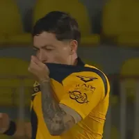 Zavala celebró antes de tiempo, beso el escudo y le anularon golazo