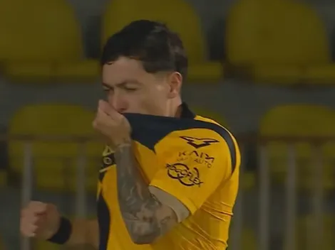 Zavala celebró antes de tiempo, beso el escudo y le anularon golazo