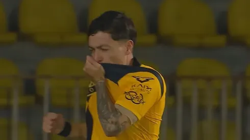 El jugador celebró un golazo que fue anulado por adelantado.