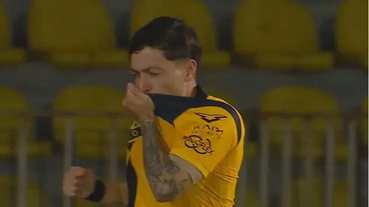 El jugador celebró un golazo que fue anulado por adelantado.