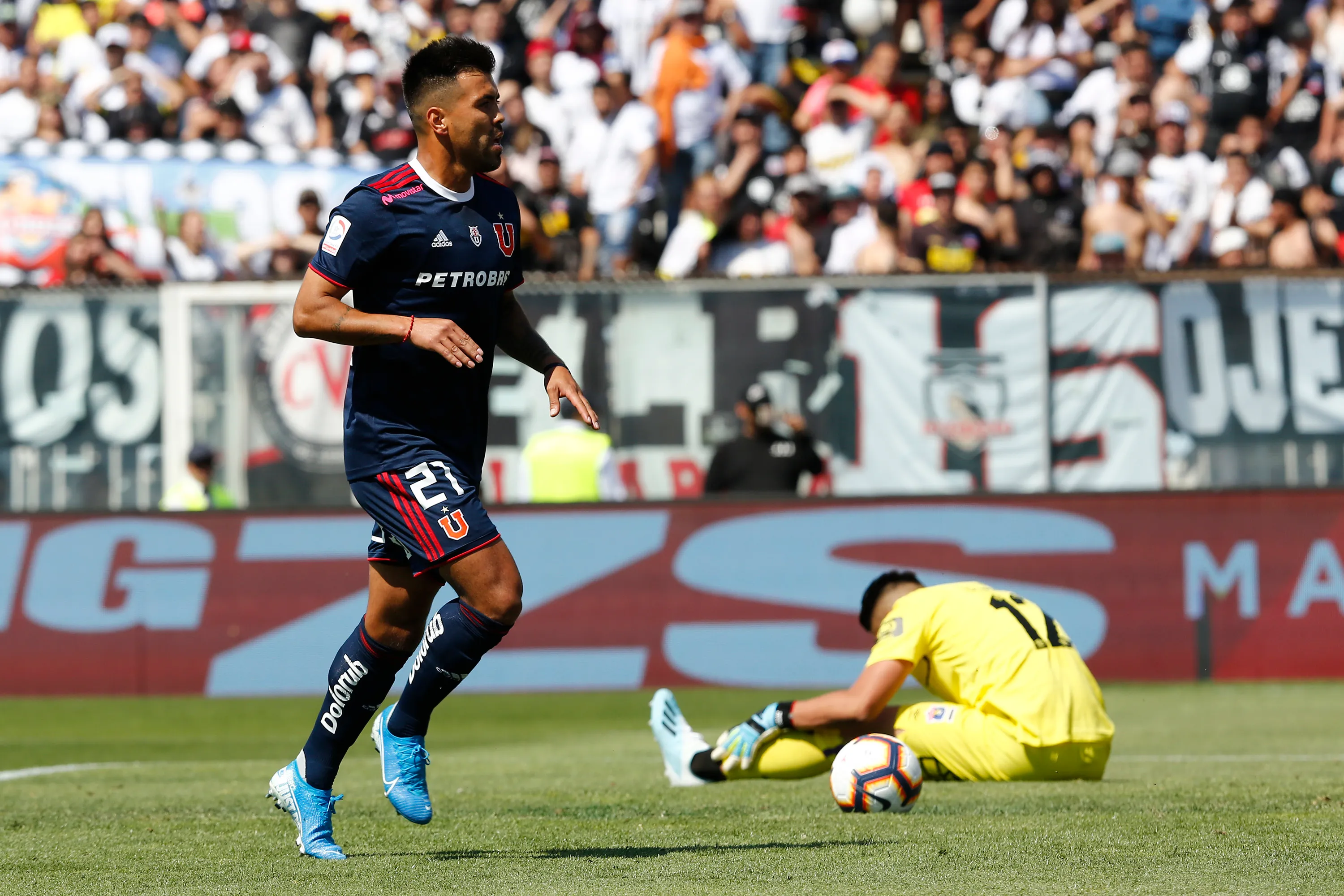 En su paso por la U, Gonzalo Espinoza le hizo dos goles a Colo Colo, pero nunca ganó un Superclásico | Photosport