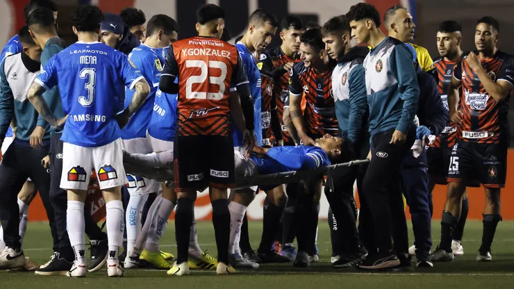 Zampedri recibe duro golpe y es trasladado en ambulancia.