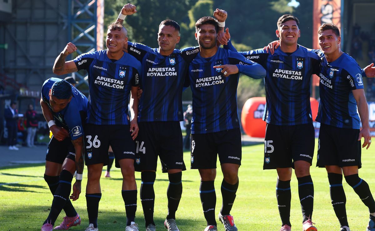 Tabla: Huachipato gana un polémico partido y le respira en la nuca a Colo Colo