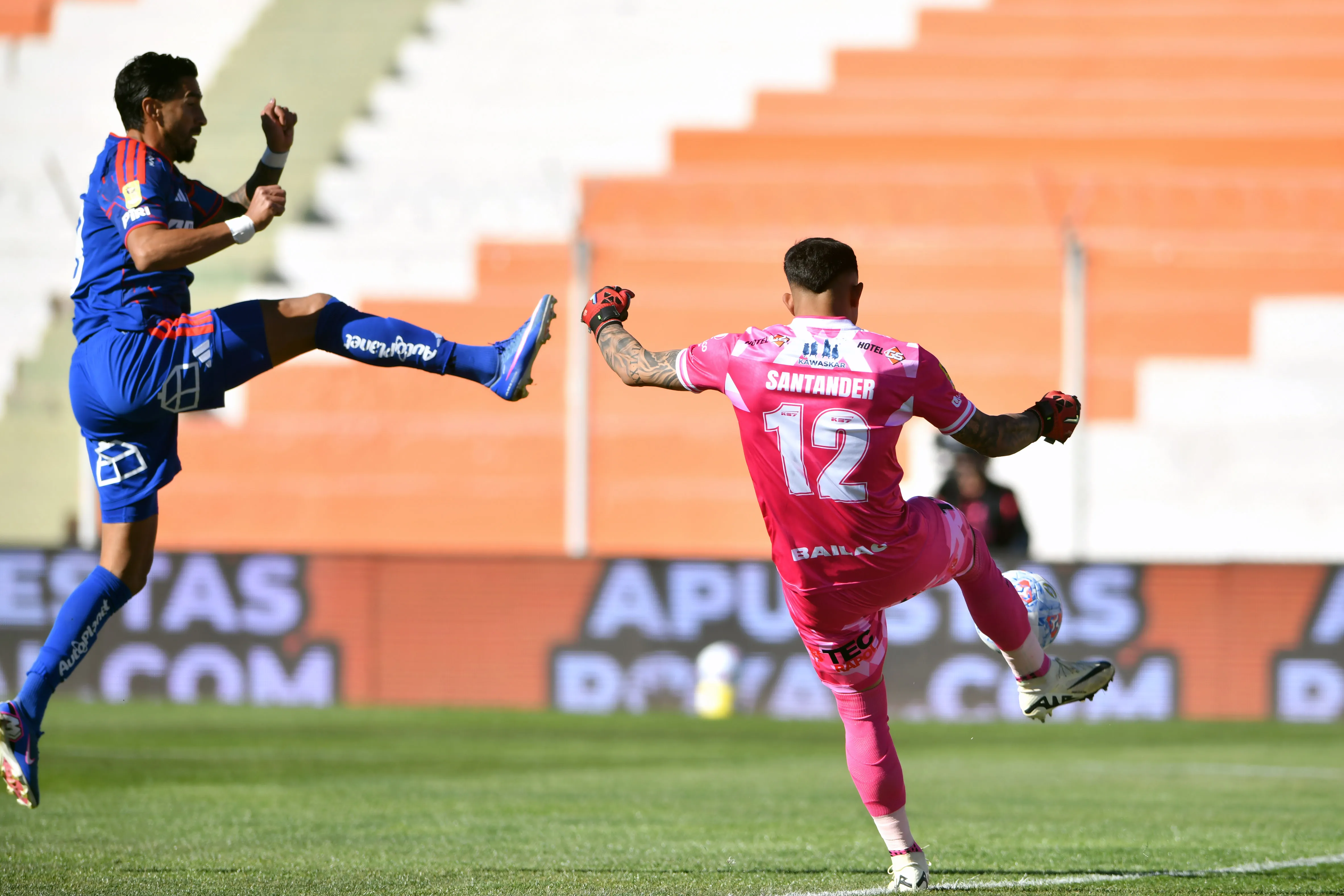 El portero Santander terminó como figura del primer tiempo al cuidar la portería de Cobresal ante la U. Foto: Alejandro Pizarro Ubilla/Photosport