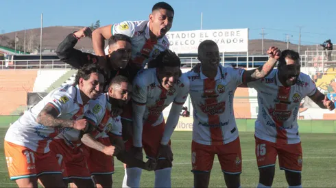 Steffan Pino celebra su golazo en Cobresal ante la U.