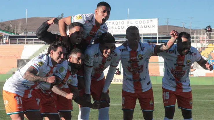 Steffan Pino celebra su golazo en Cobresal ante la U.