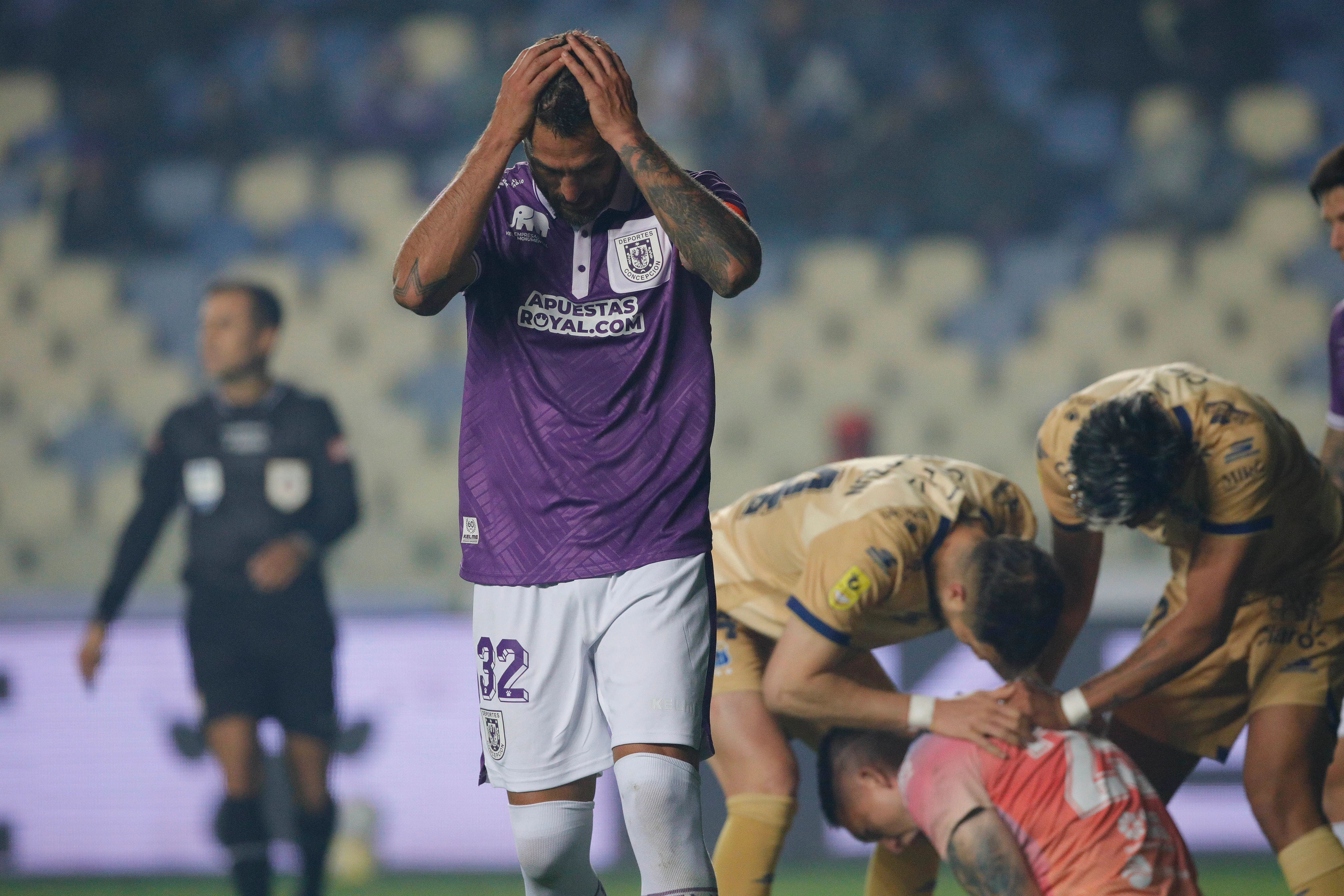 Joaquín Larrivey pudo iniciar el camino del triunfo para Deportes Concepción ante Everton, pero desperdició un valioso penal. | Foto: Photosport.