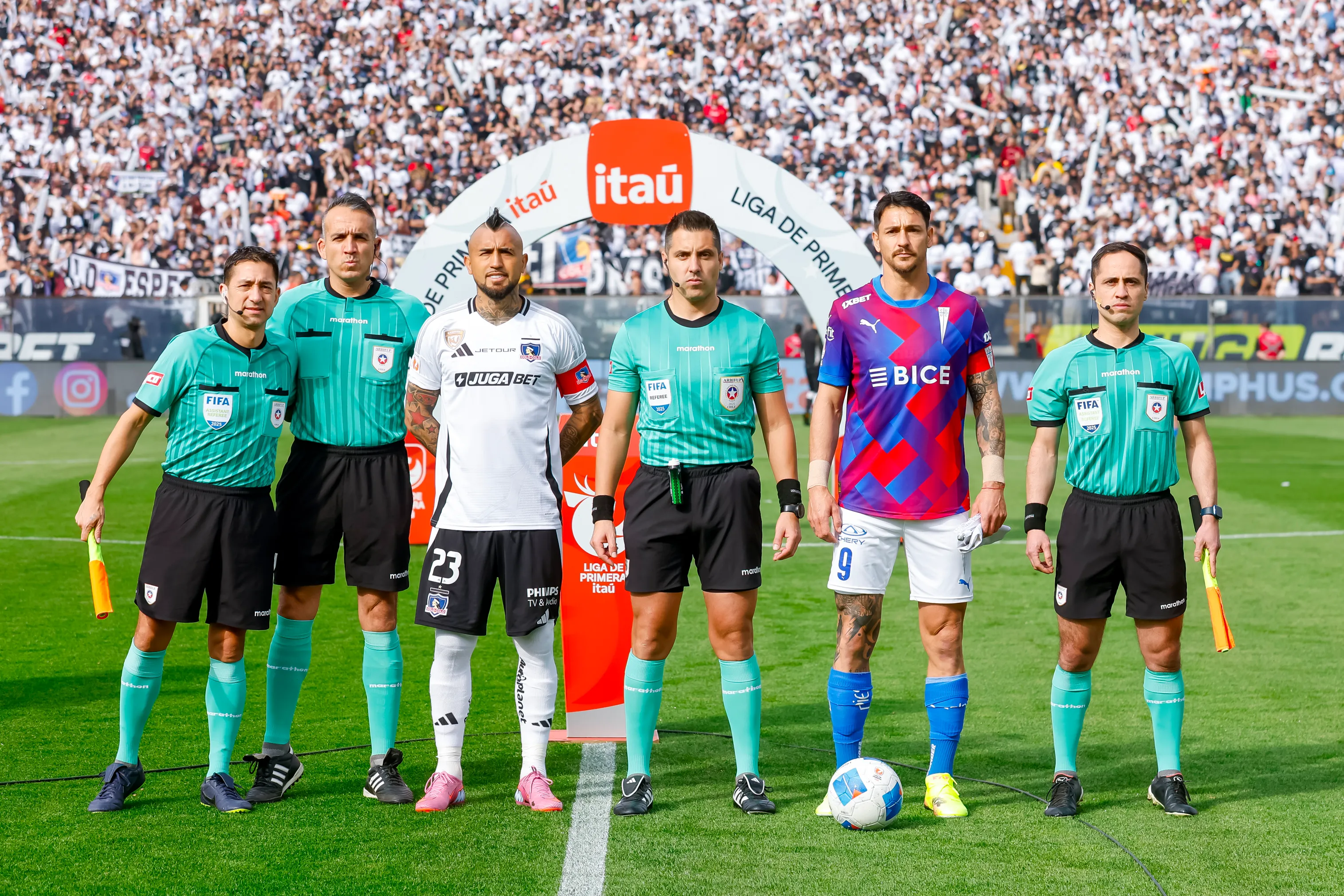 El último clásico entre Colo Colo y Universidad Católica en la Liga de Primera terminó 4-1 para los cruzados. | Foto: Photosport.