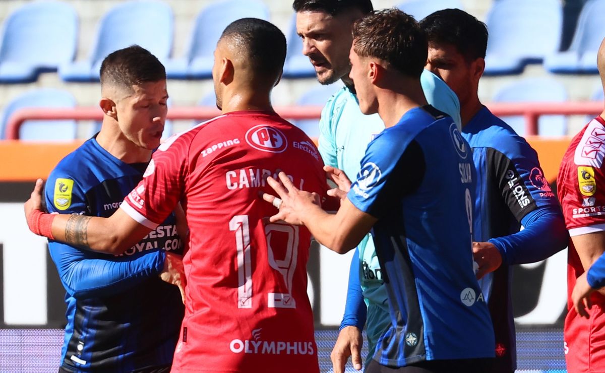 Cris Martínez remece a Huachipato y el fútbol chileno con denuncia: “Se cruzó una línea que nunca debió tocarse”