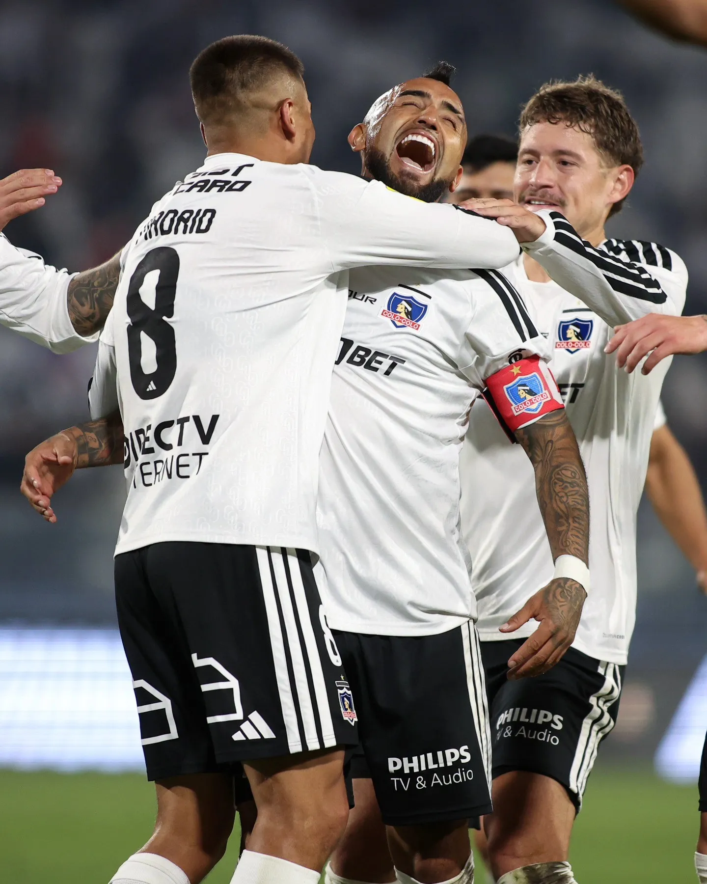 Vidal celebra su gol en Colo Colo