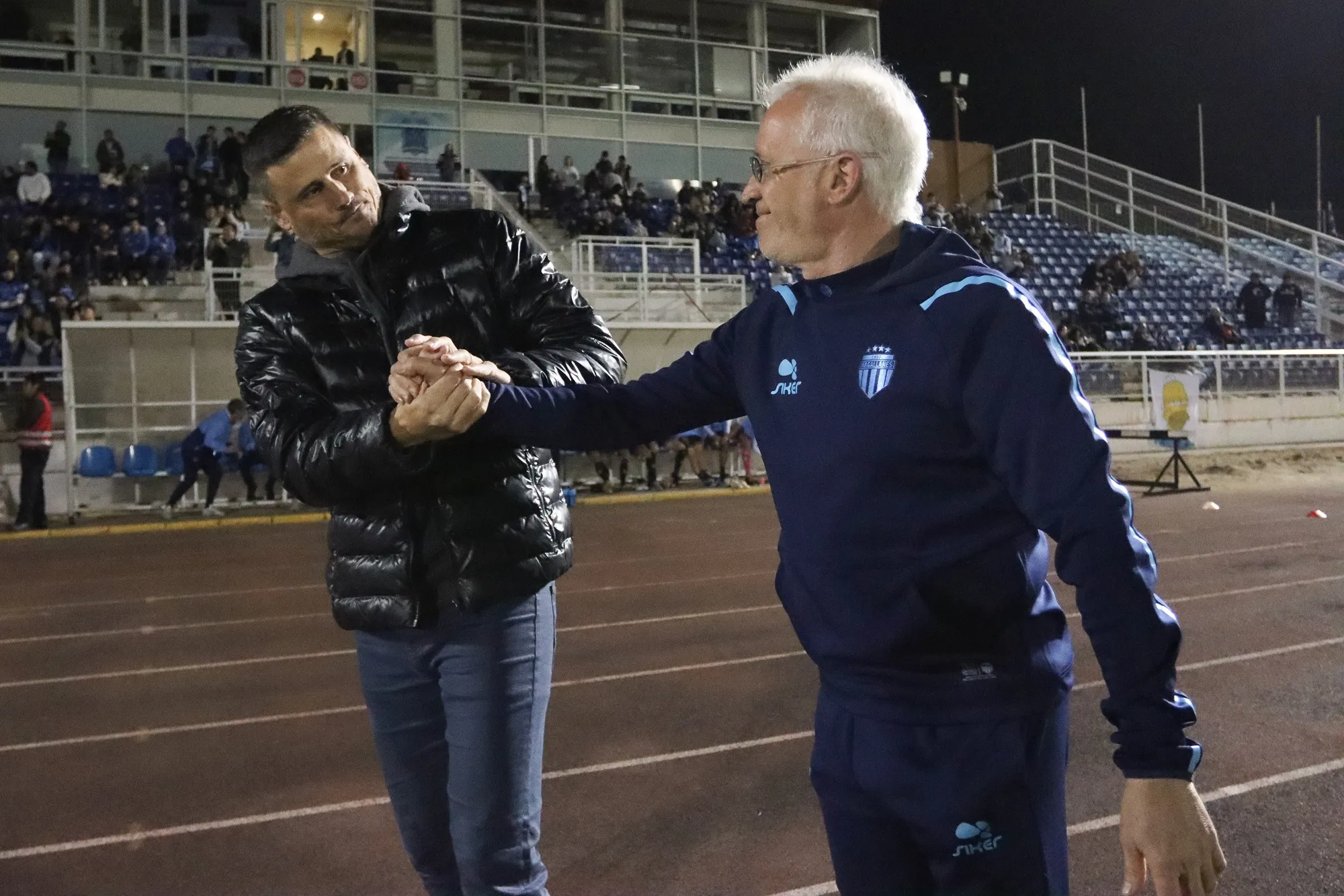 Ivo Basay saluda a Germán Cavalieri, quien rechazó volver a Talca y sigue como gerente deportivo en San Marcos de Arica. (Andy Manzanares/Photosport).