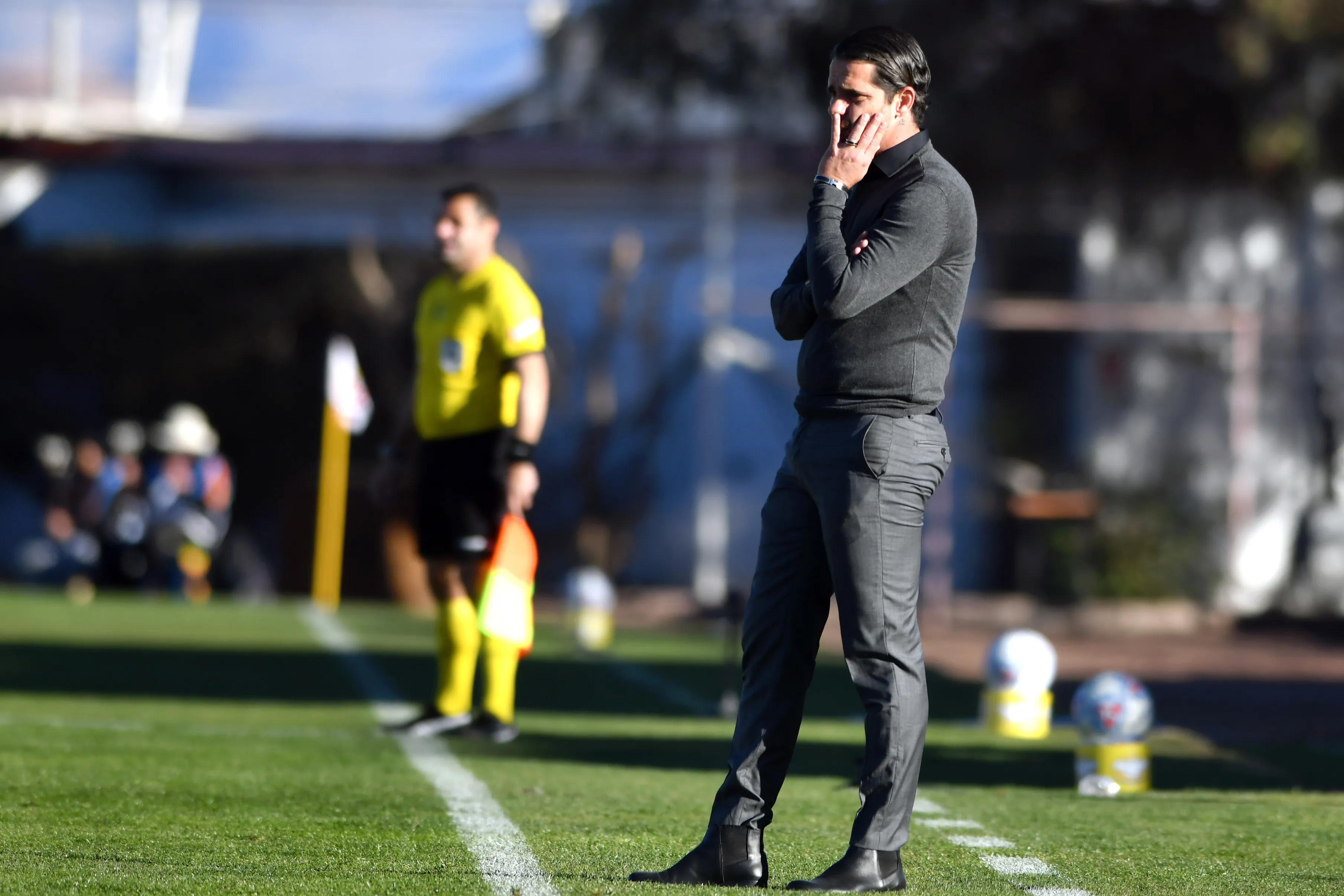 Fernando Gago sigue sin convencer en la U y César Vaccia no tuvo piedad. Foto: Photosport.