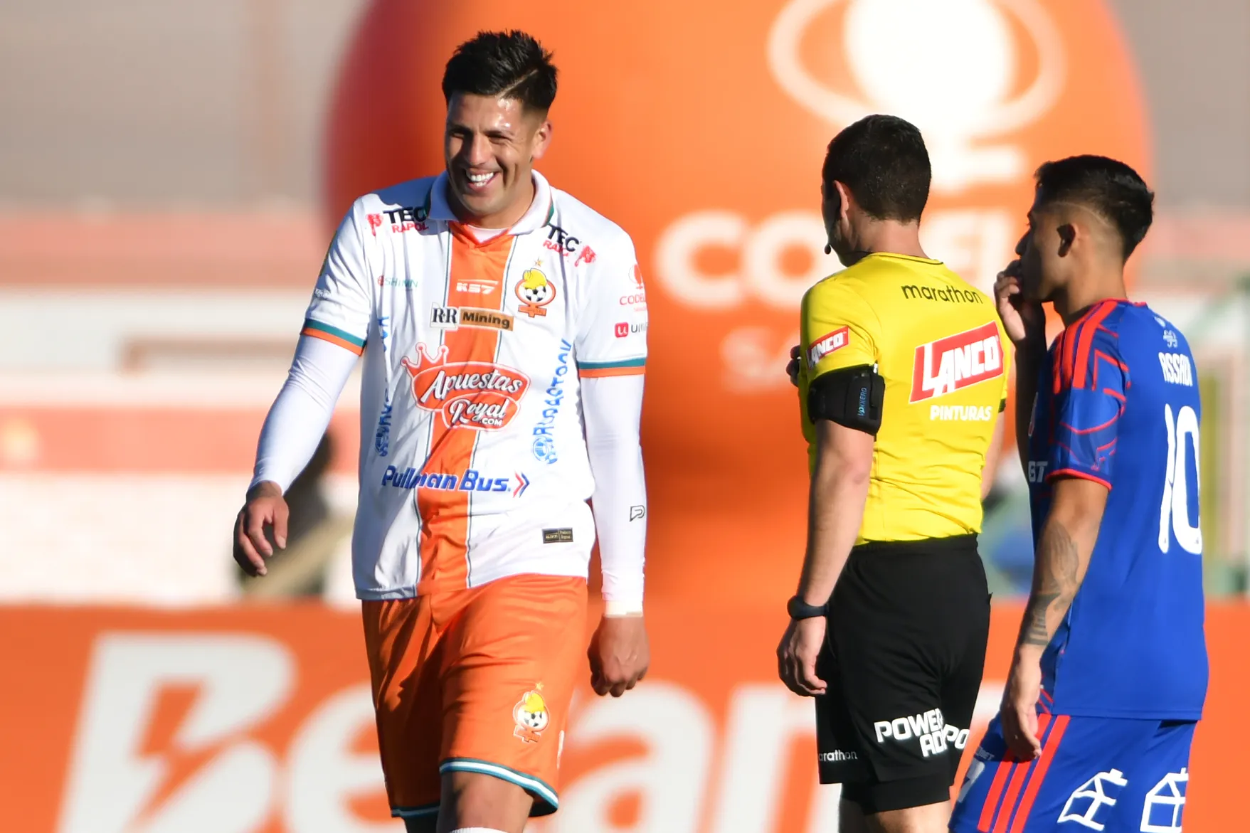 El festejo de Steffan Pino ante U de Chile. (Alejandro Pizarro Ubilla/Photosport).