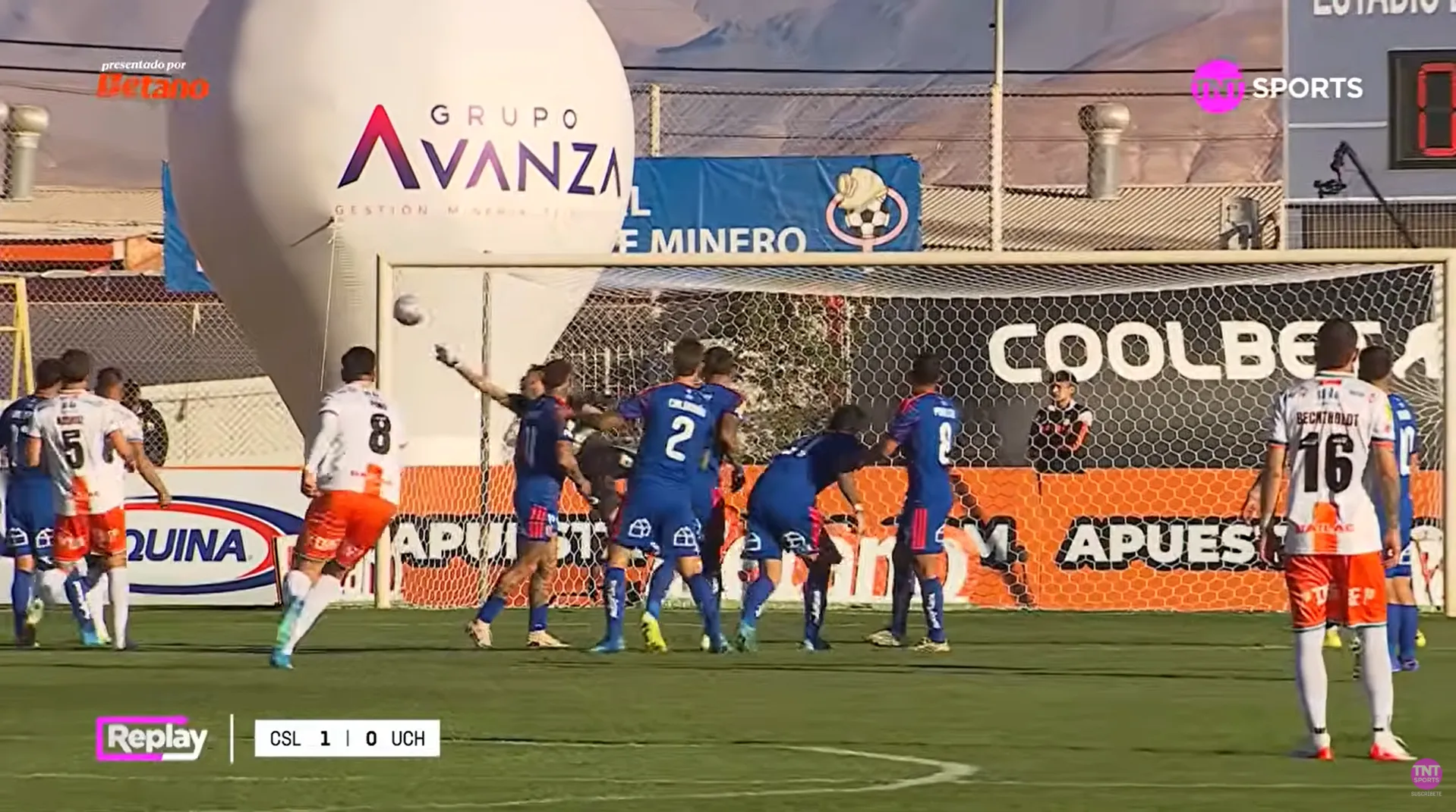 Steffan Pino y el golazo a la Universidad de Chile. (Captura TNT Sports).