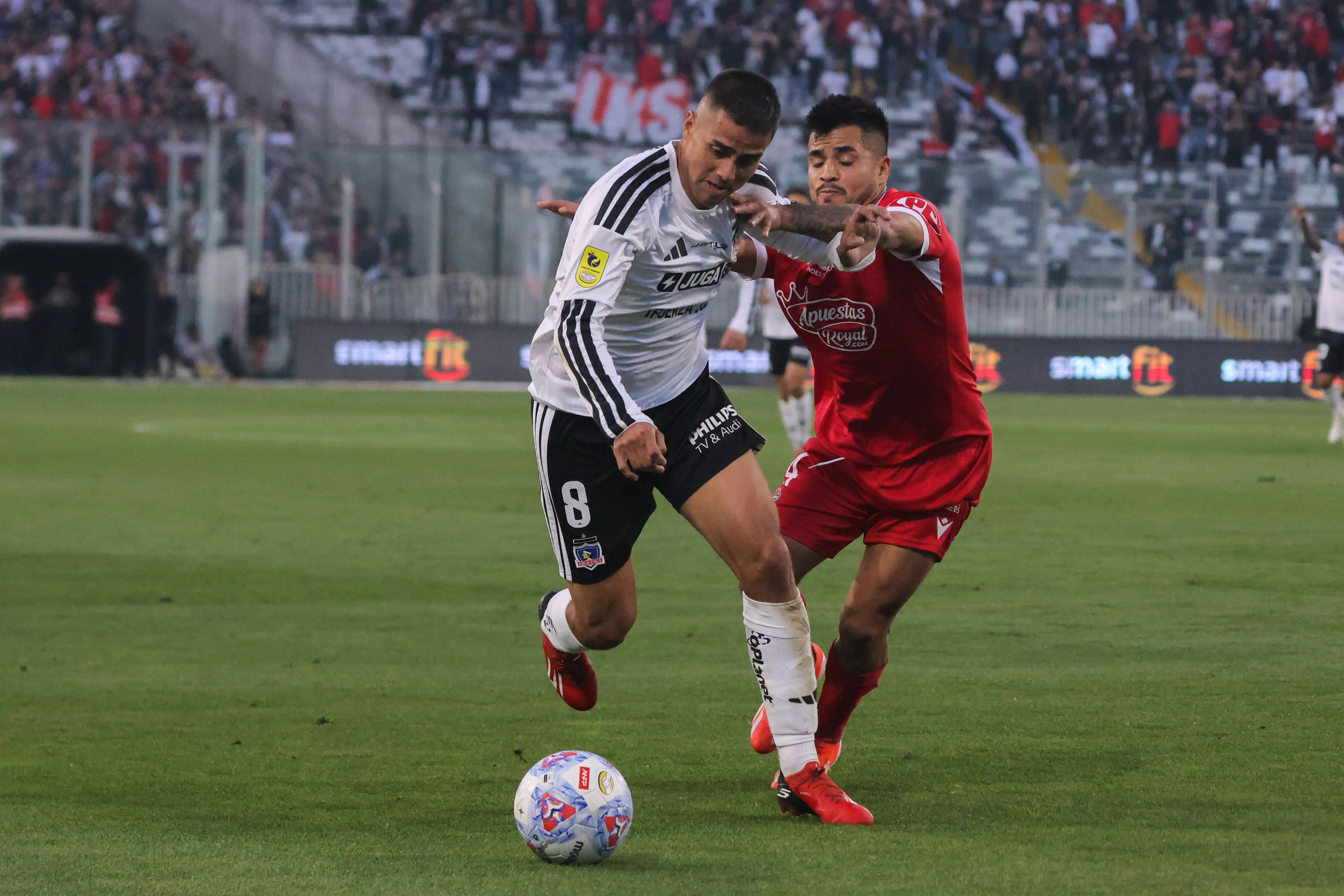 Álvaro Madrid ante Jovany Campusano de Ñublense. (Luis Quinteros/Photosport).