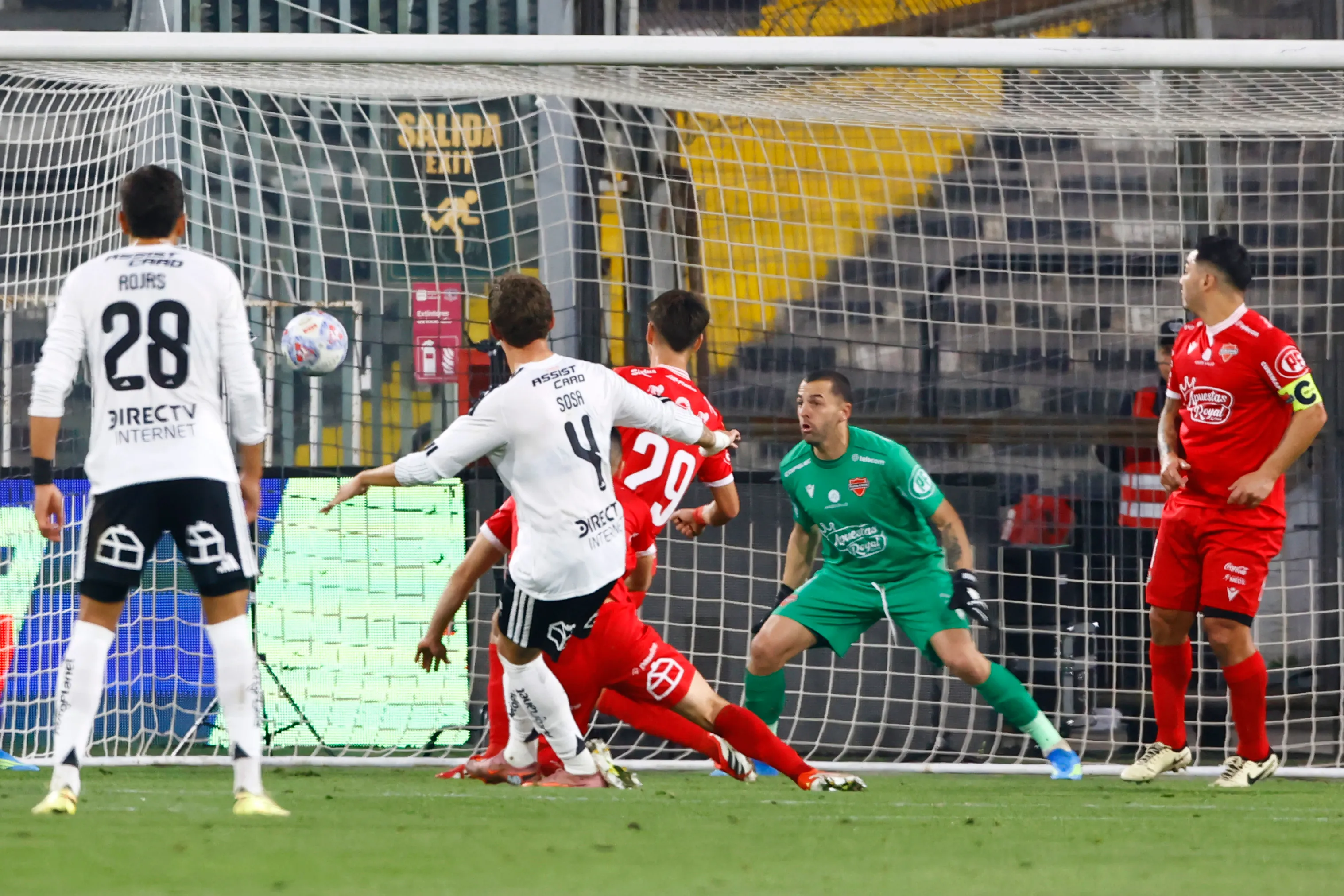 Joaquín Sosa le anotó un gol a Ñublense en la paliza alba. (Dragomir Yankovic/Photosport).