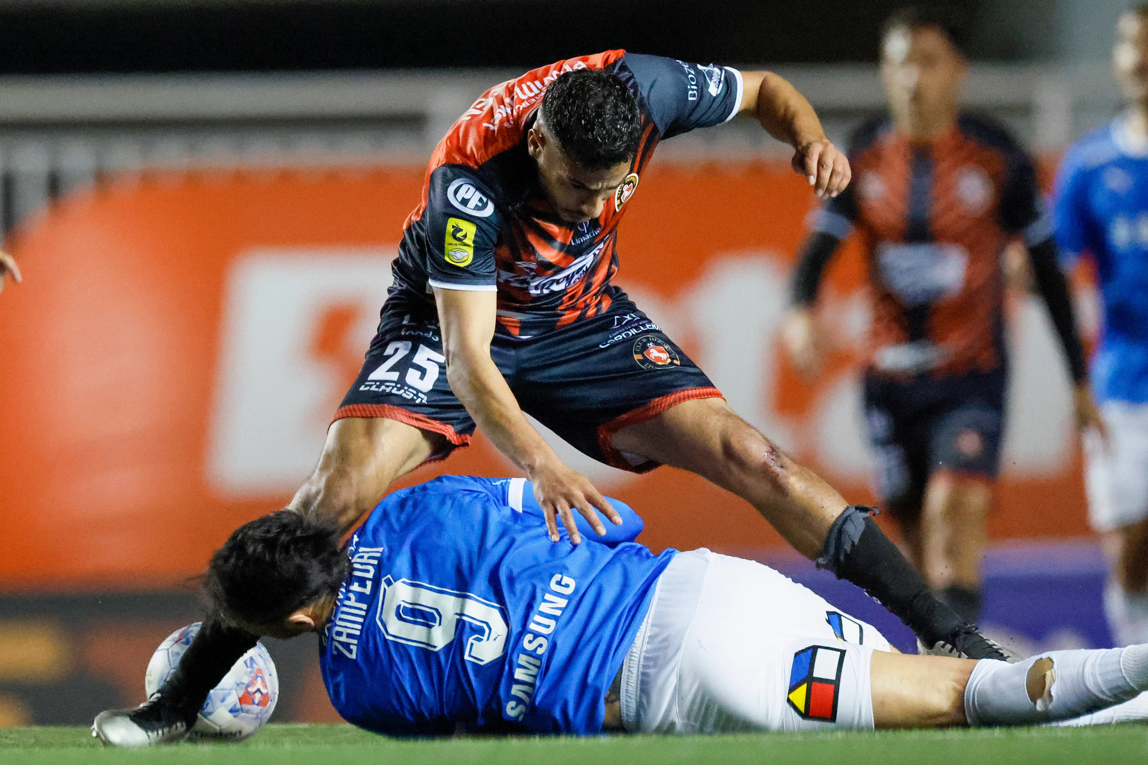 El golpe de Misael Llantén al Toro Zampedri. (Andres Pina/Photosport).