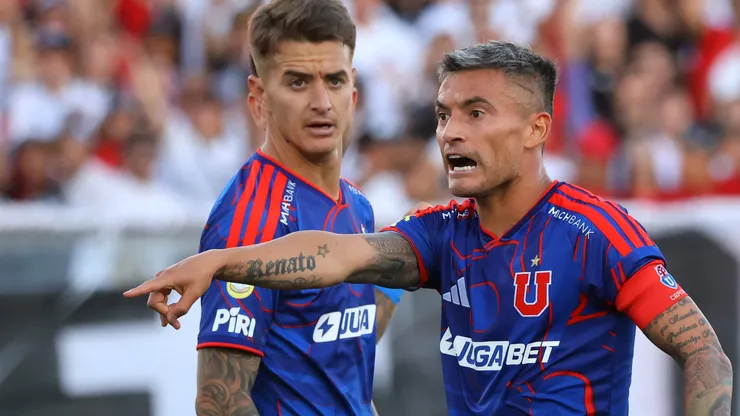 Charles Aránguiz golpea el camarín de la U en un pésimo momento en el torneo.
