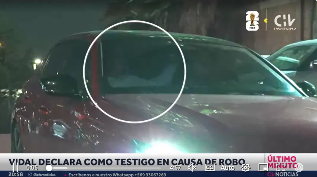 El momento en que Arturo Vidal abandona la PDI. Foto: Chilevisión.