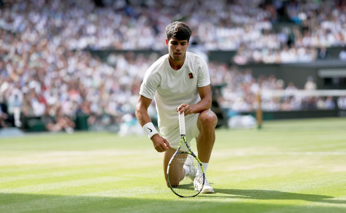 Carlos Alcaraz se baja de Wimbledon, Jannik Sinner avanza sin obstáculos