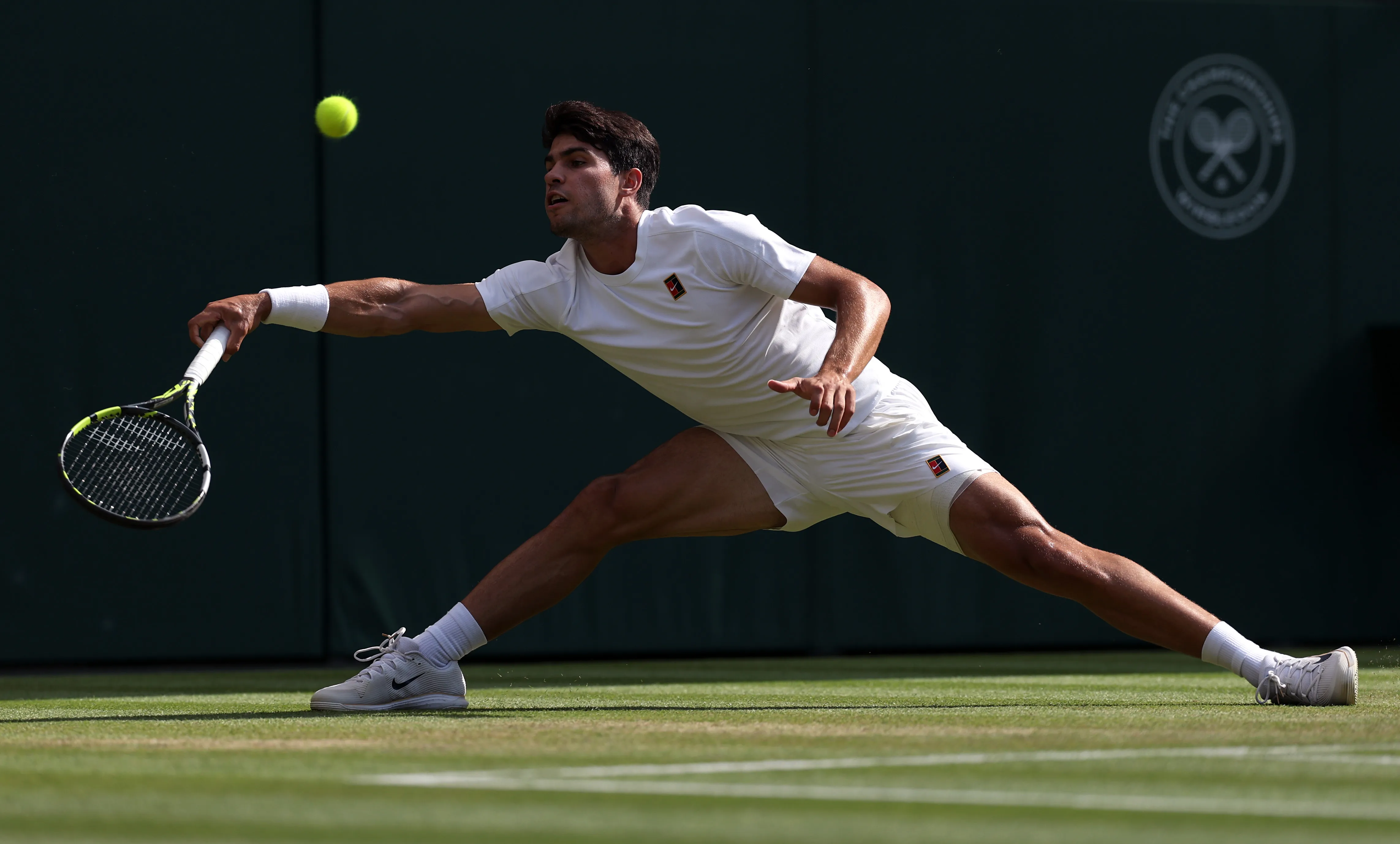 Carlos Alcaraz no jugará en la gira de hierba. (Photo by Julian Finney/Getty Images)