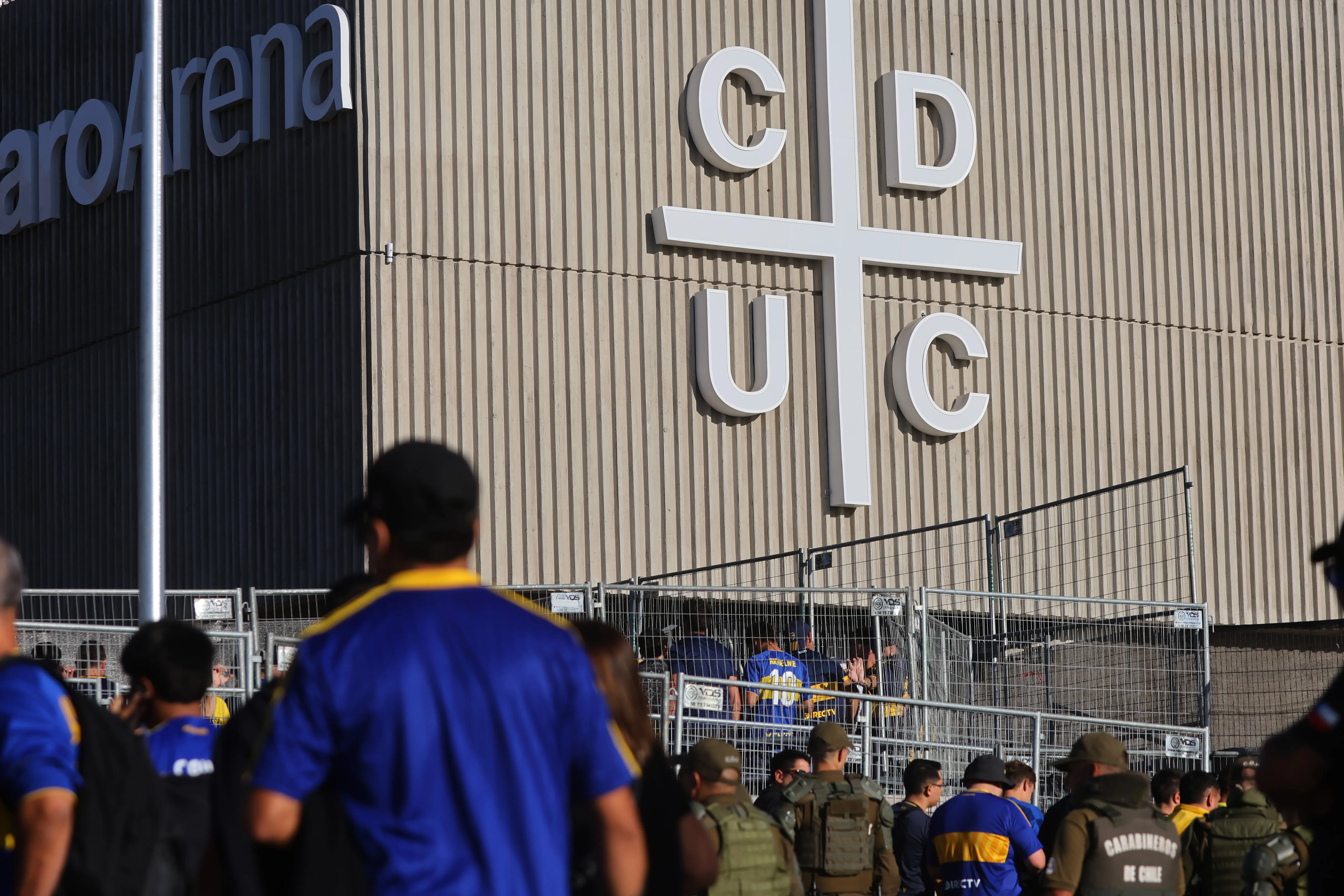 Universidad Católica ha recibido en varios partidos a hinchas visitantes en el Claro Arena. | Foto: Photosport.