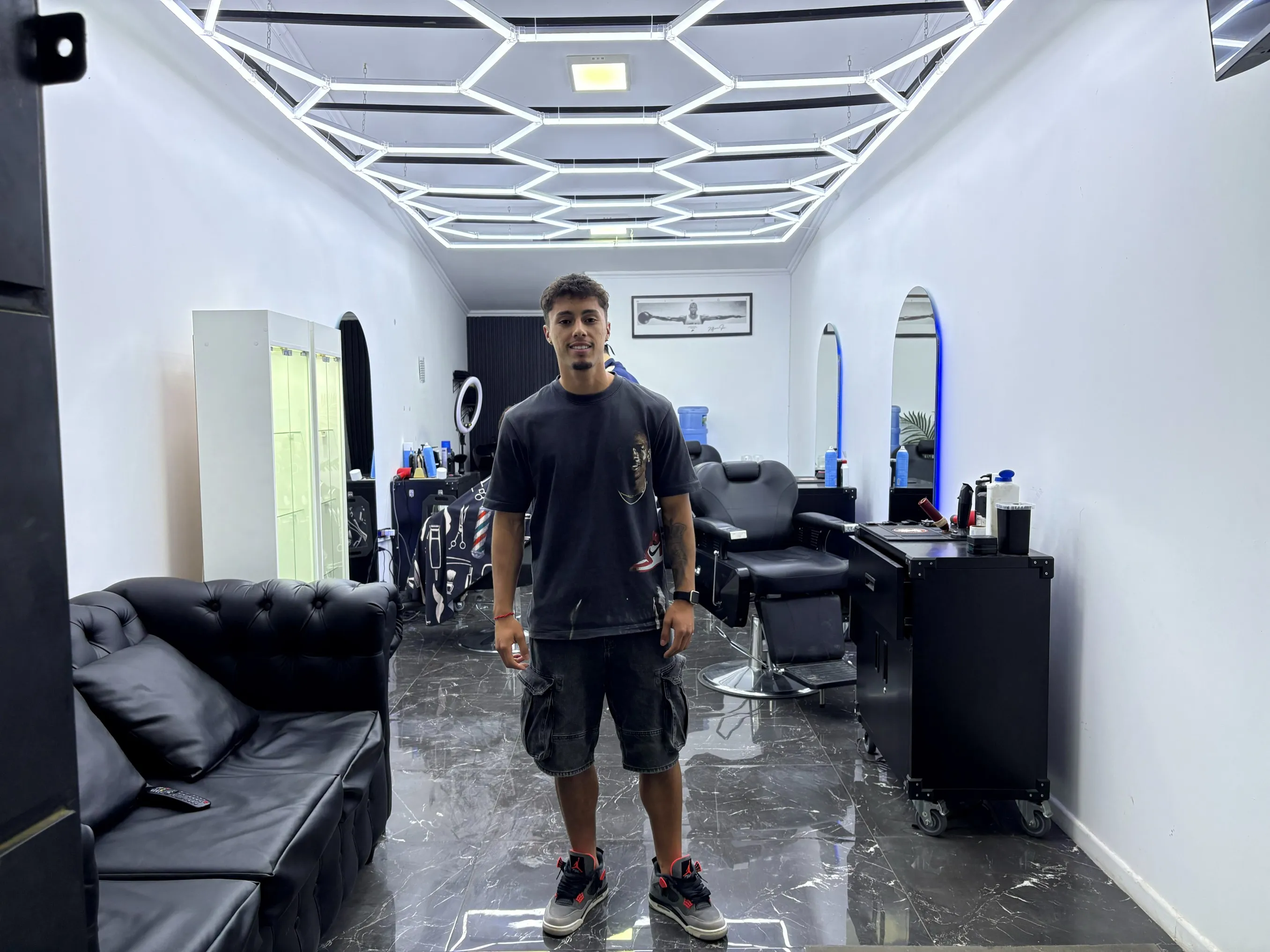 Cristóbal Huerta, jugador de Brujas de Salamanca, en su Barbería