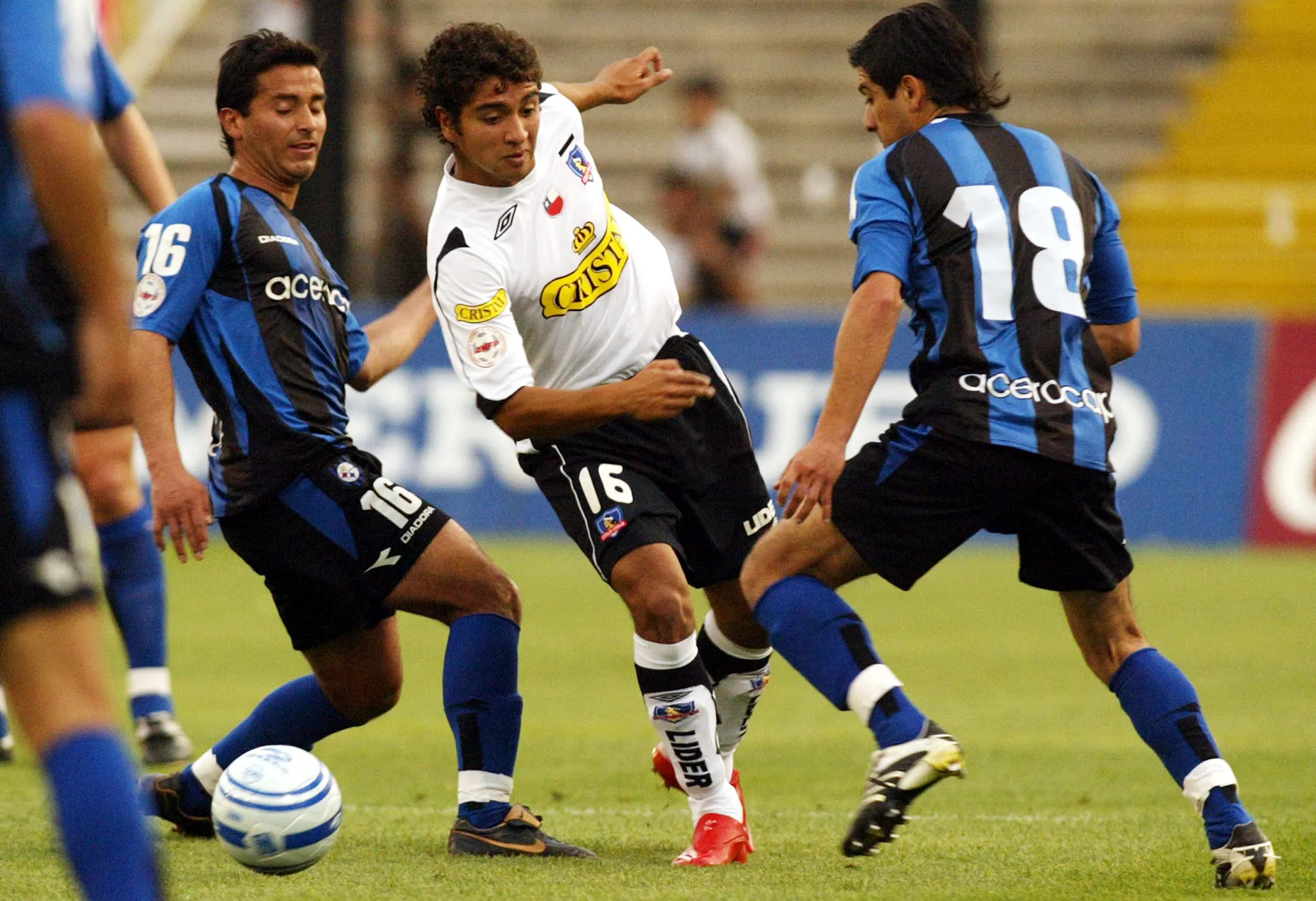 Juan Pablo Arenas en acción por Colo Colo frente a Huachipato. (Photosport).