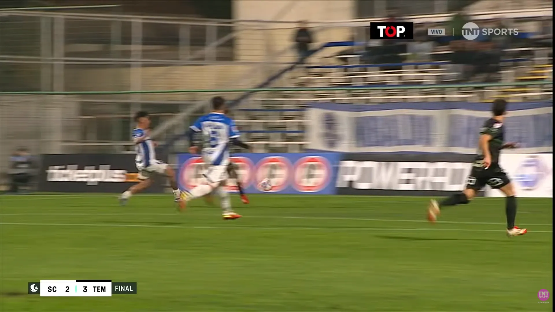 El toque exquisito de Cristian Rocha para su segundo gol en el Pije. (Captura TNT Sports).