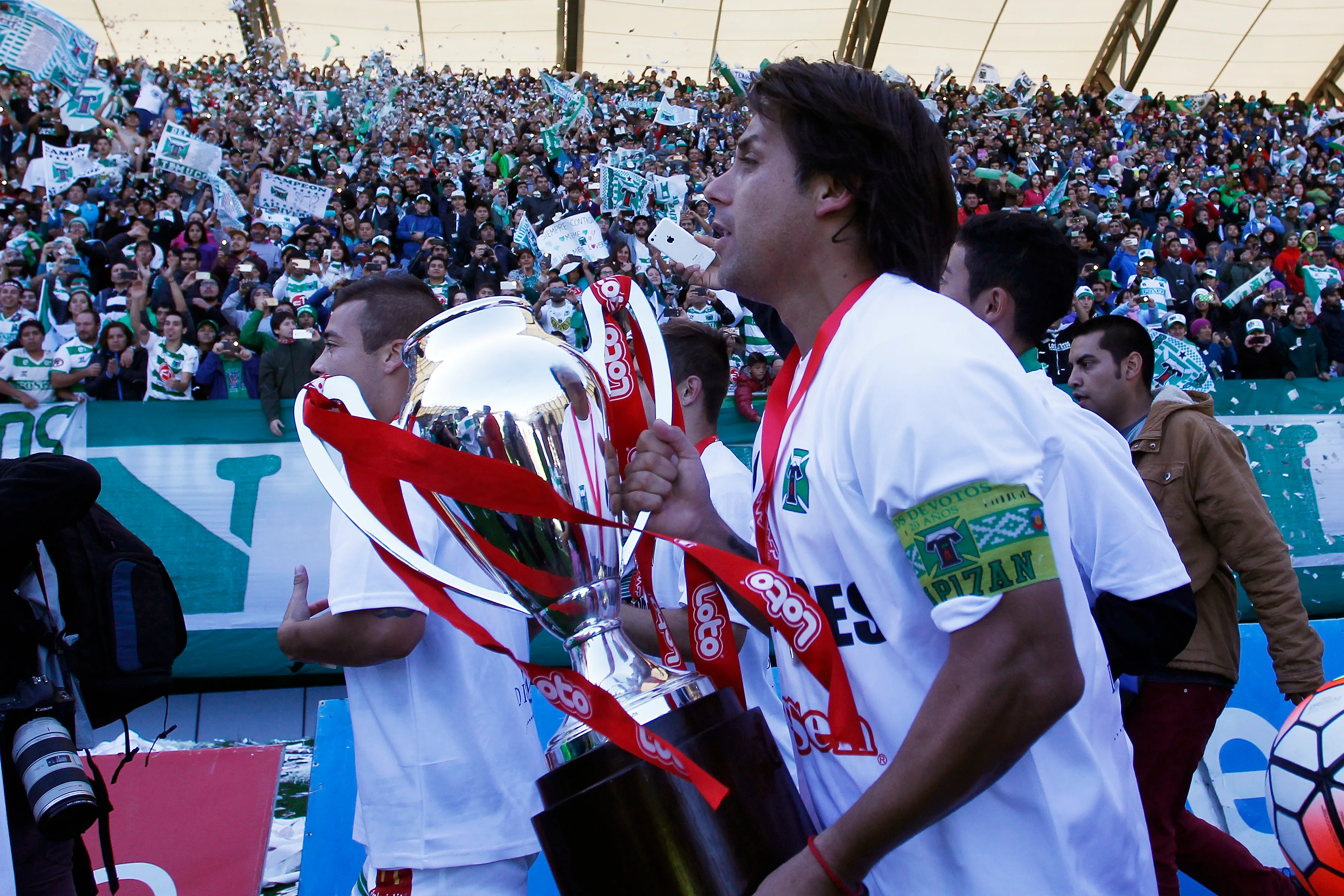 Arturo Sanhueza celebra el título de la Primera B en Deportes Temuco. (Ramon Monroy/Photosport).