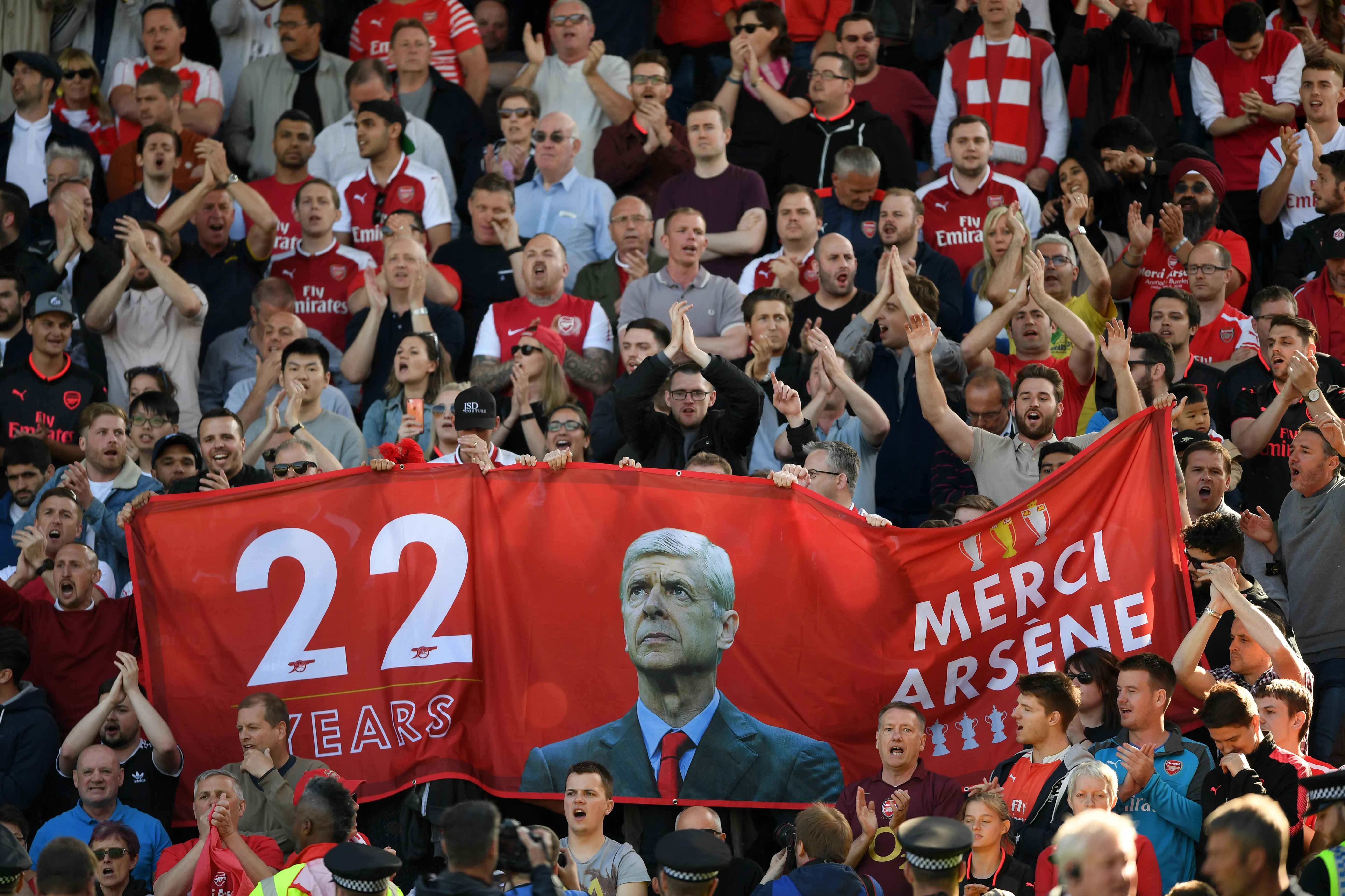 Arsène Wenger abrió la fiesta del Arsenal tras coronarse campeón de la Premier League después de 22 años. Foto: Getty Images.