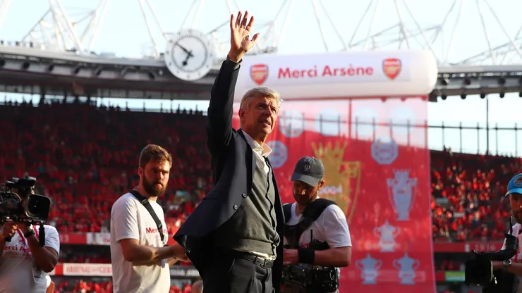 Arsène Wenger destapó la primera botella de vino del Arsenal campeón de la Premier League.