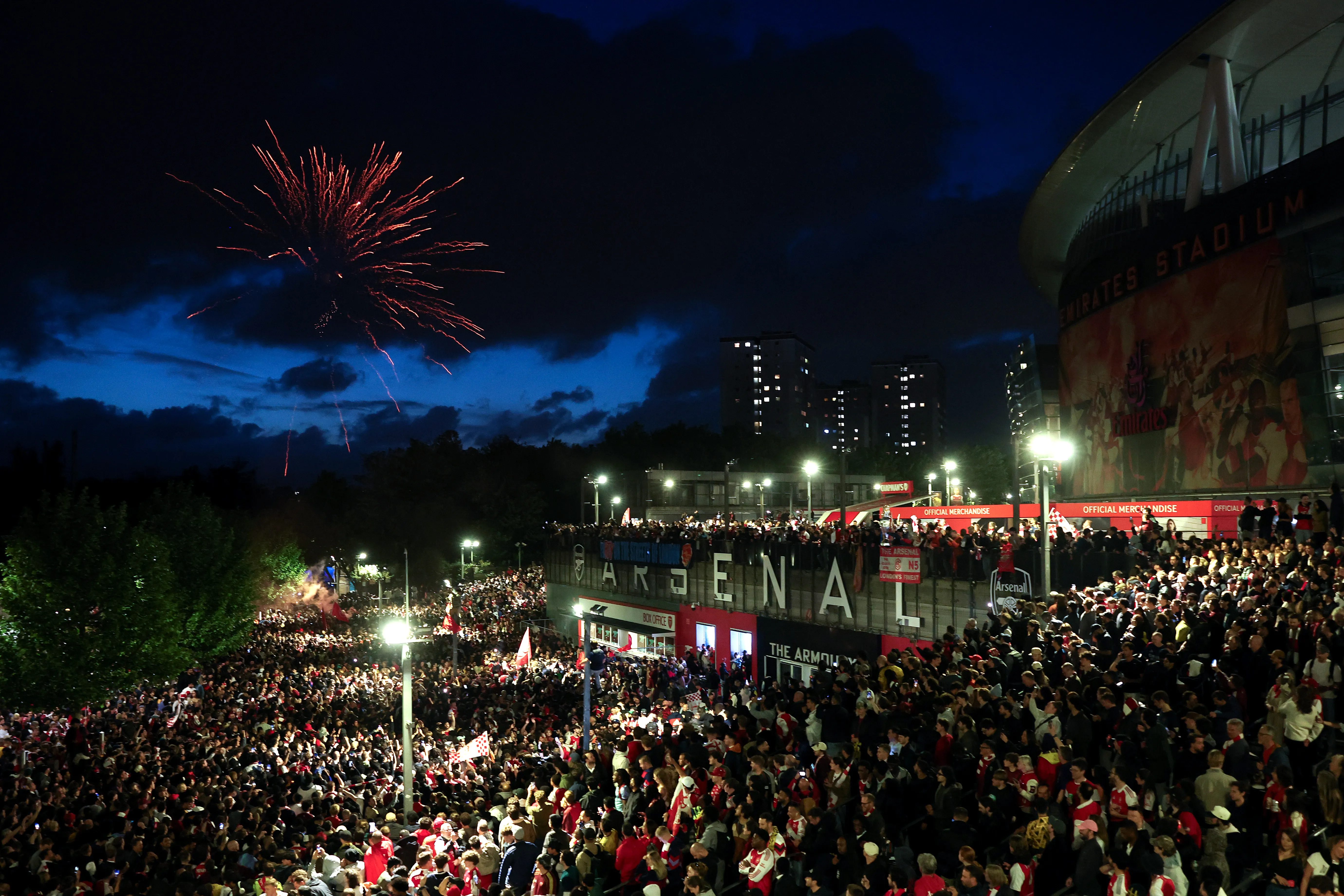 Hinchas del Arsenal celebran tras ser campeones a espera de la última fecha.