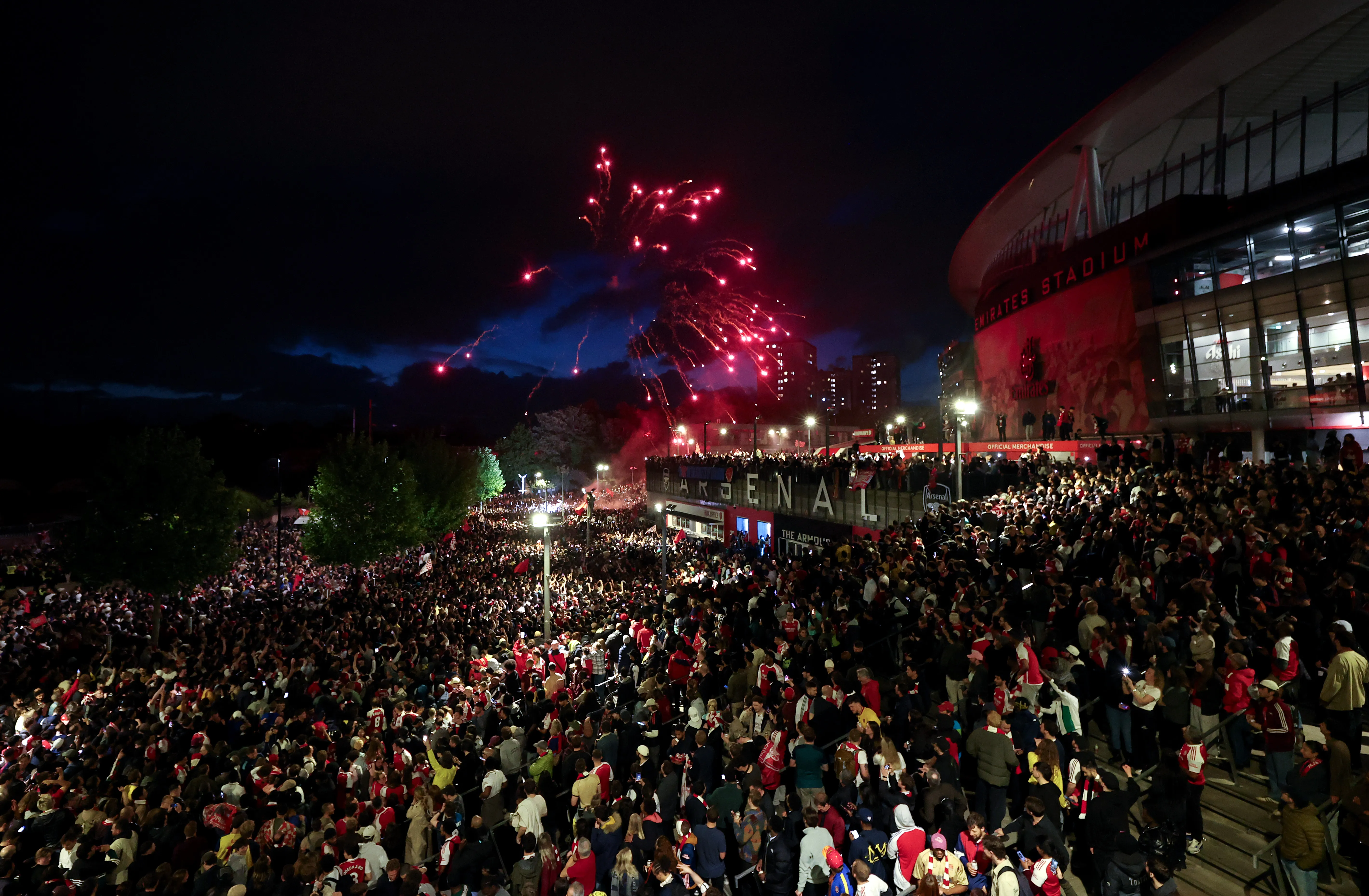 Arsenal vive una fiesta en el camarín y afuera de su estadio tras ganar la Premier League 2025/26. Foto: Getty Images.