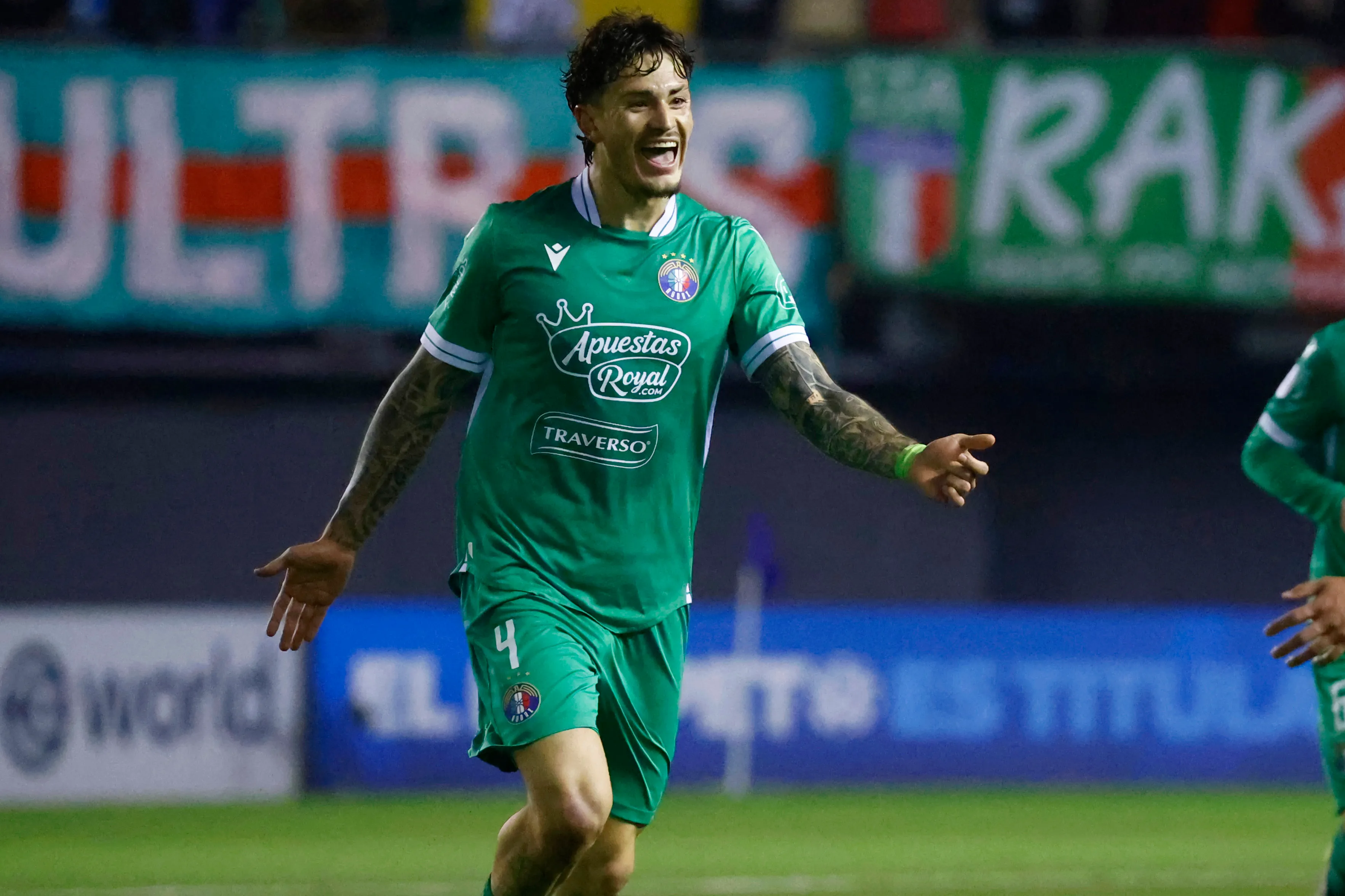 Daniel Piña tuvo tiempo y resolvió de la mejor manera. (Dragomir Yankovic/Photosport).