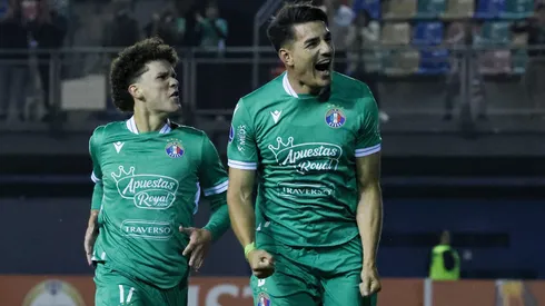 Diego Coelho celebra con su asistidor, Favian Loyola.