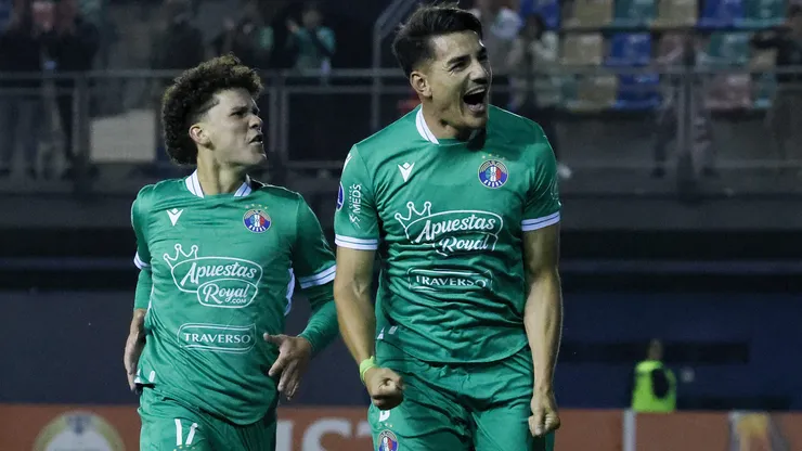 Diego Coelho celebra con su asistidor, Favian Loyola.
