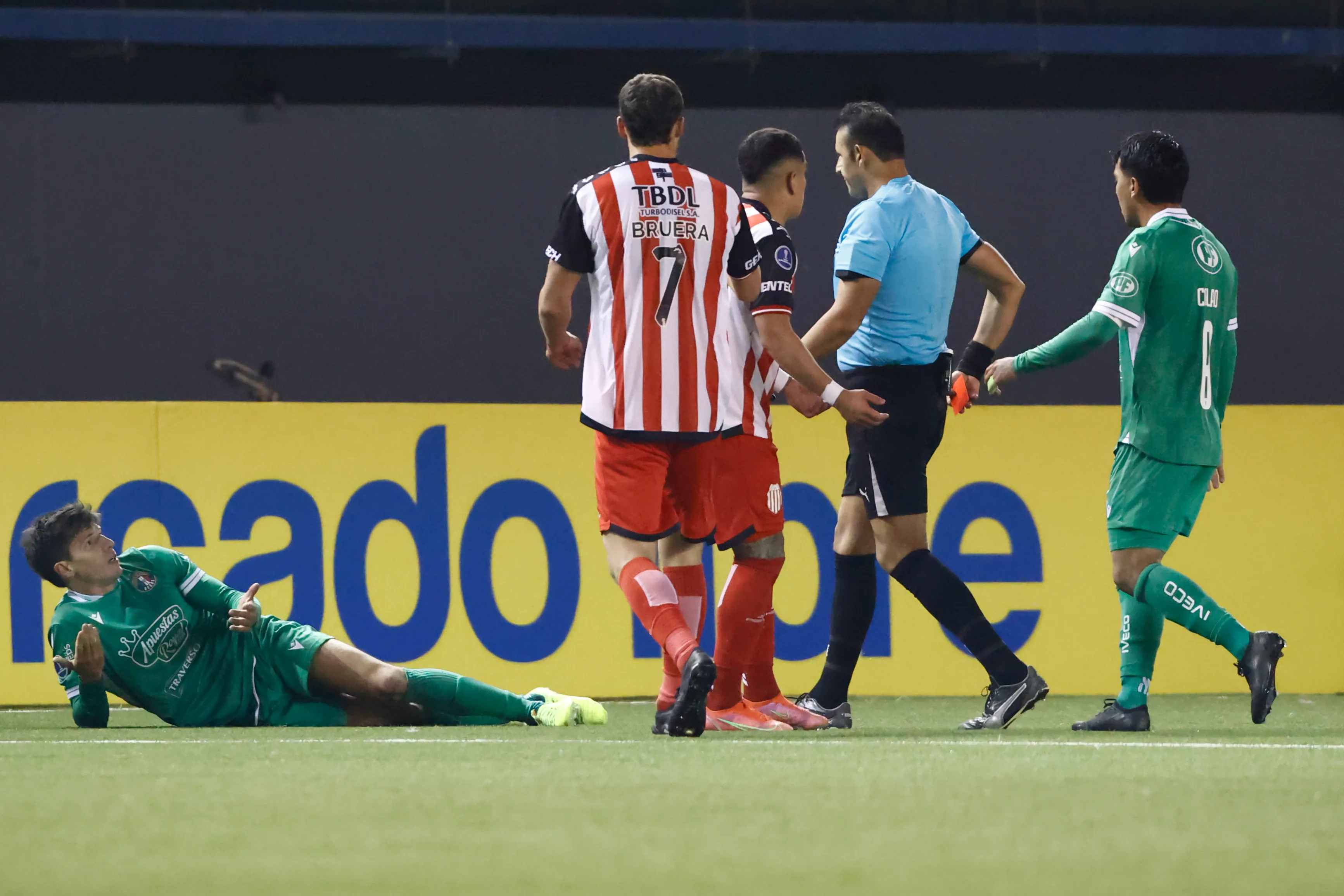 Gonzalo Morales golpeó a Ferrario y dejó con 10 a Barracas Central. (Dragomir Yankovic/Photosport).