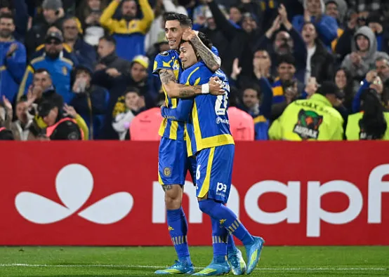 Ángel di María celebró junto al Vicho Pizarro su gol ante UCV. (Getty Images).