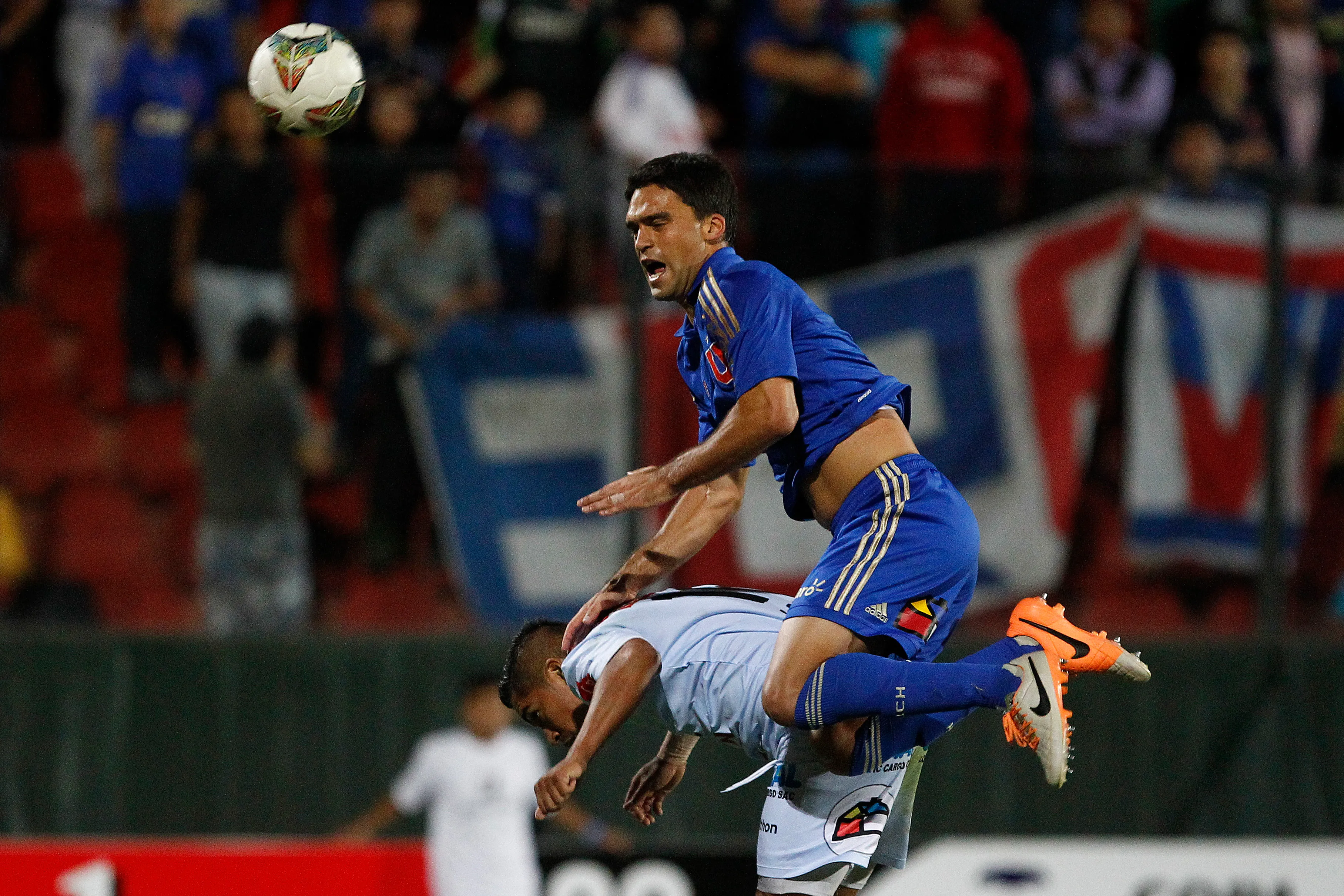 Matías Caruzzo en acción por el Bulla ante Real Garcilaso. (Marcelo Hernandez/Photosport).