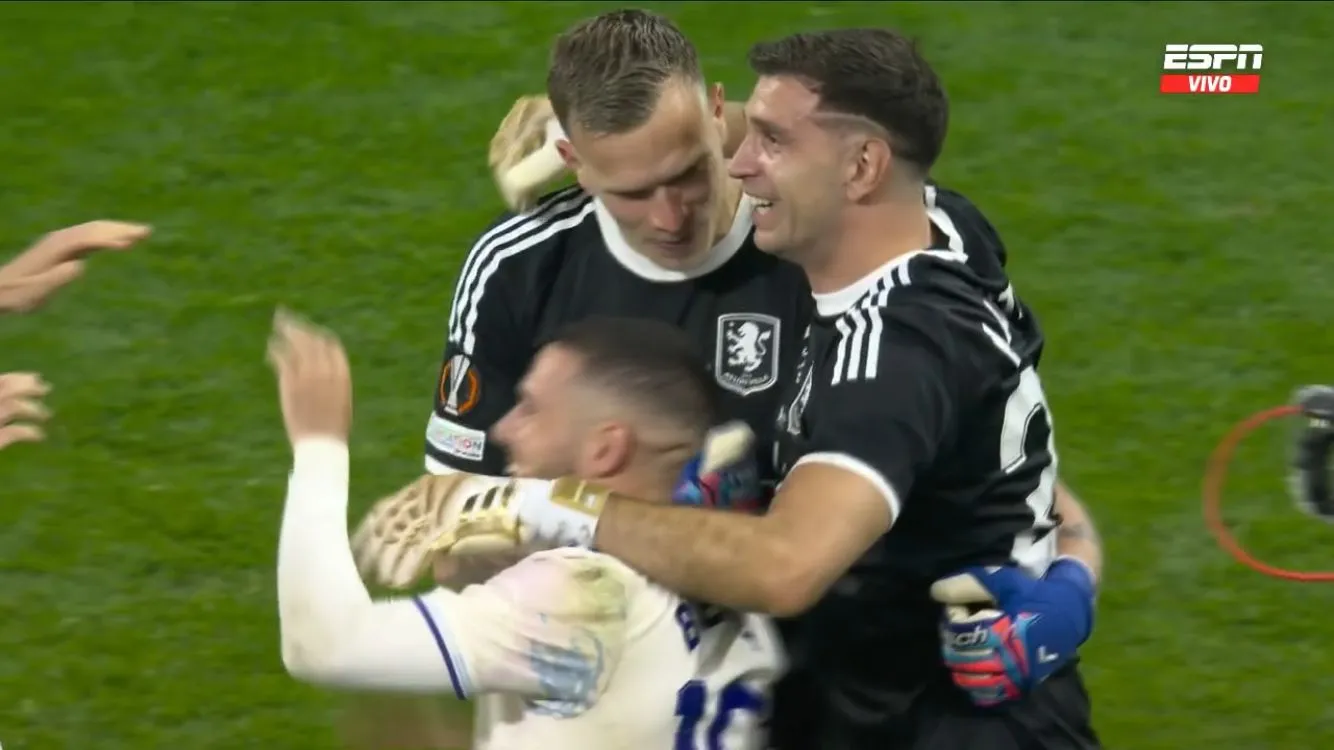 Dibu Martínez celebra al final del partido