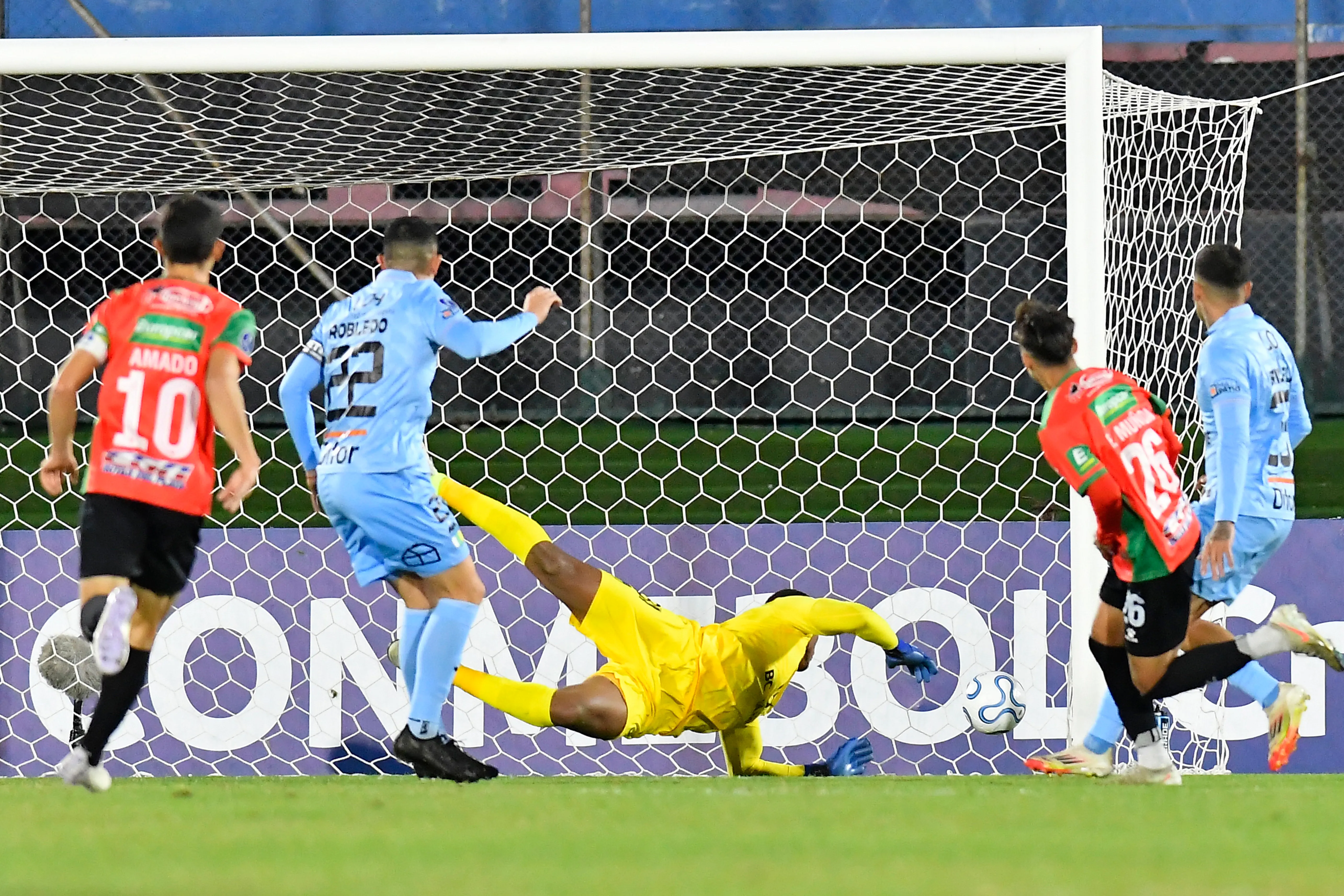 Omar Carabalí no lo pasó bien con O’Higgins y terminó protagonizando un blooper en la Copa Sudamericana. Foto: Photosport.